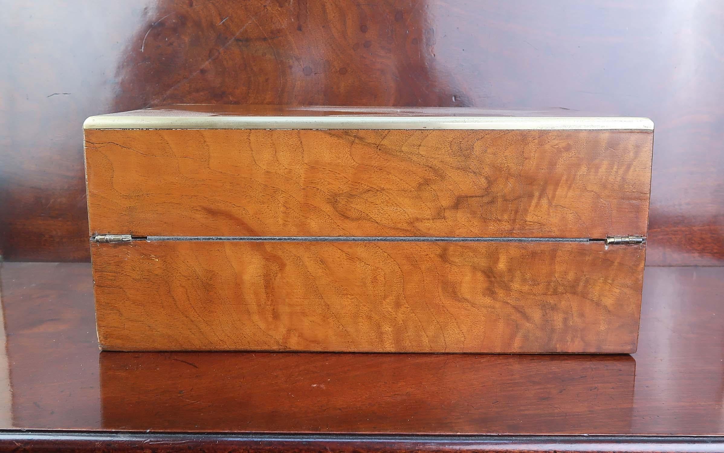 Boîte à écrire en noyer avec tiroirs secrets, montée sur laiton. A.C.C. C.1860 Bon état - En vente à St Annes, Lancashire