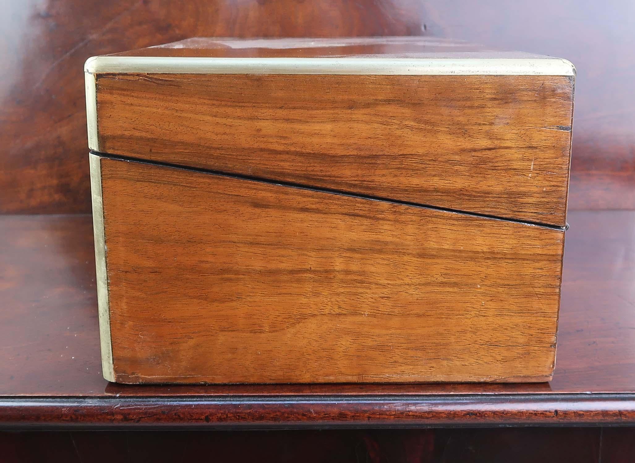 Milieu du XIXe siècle Boîte à écrire en noyer avec tiroirs secrets, montée sur laiton. A.C.C. C.1860 en vente