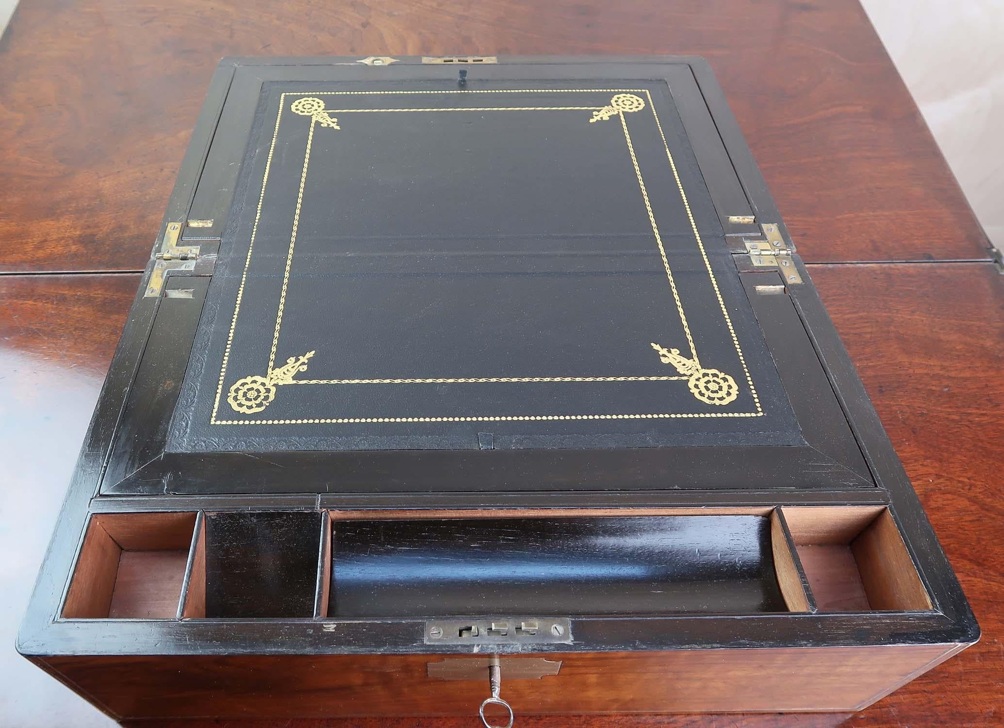 Laiton Boîte à écrire en noyer avec tiroirs secrets, montée sur laiton. A.C.C. C.1860 en vente