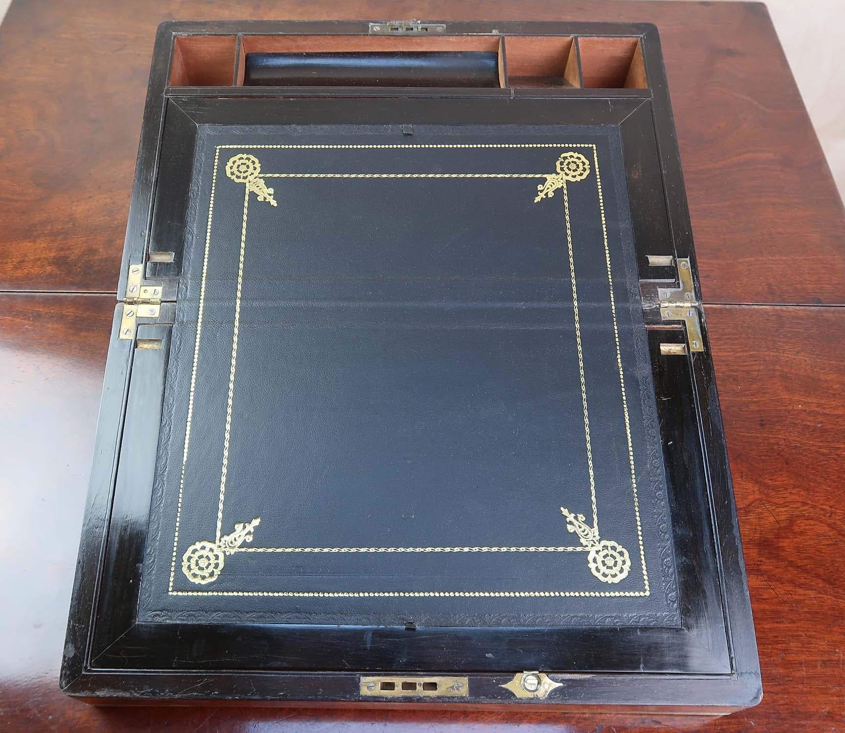 Boîte à écrire en noyer avec tiroirs secrets, montée sur laiton. A.C.C. C.1860 en vente 1