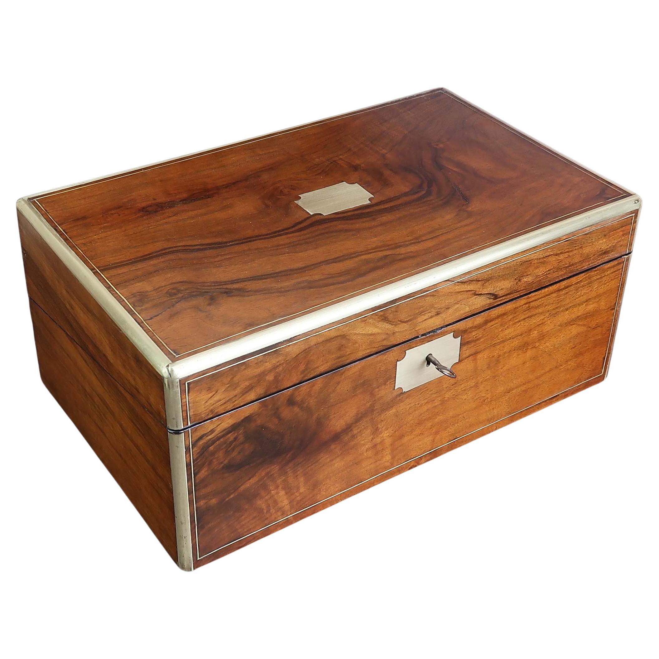 Scatola da scrittura in noce con cassetti segreti montati in ottone antico. Inglese C.1860