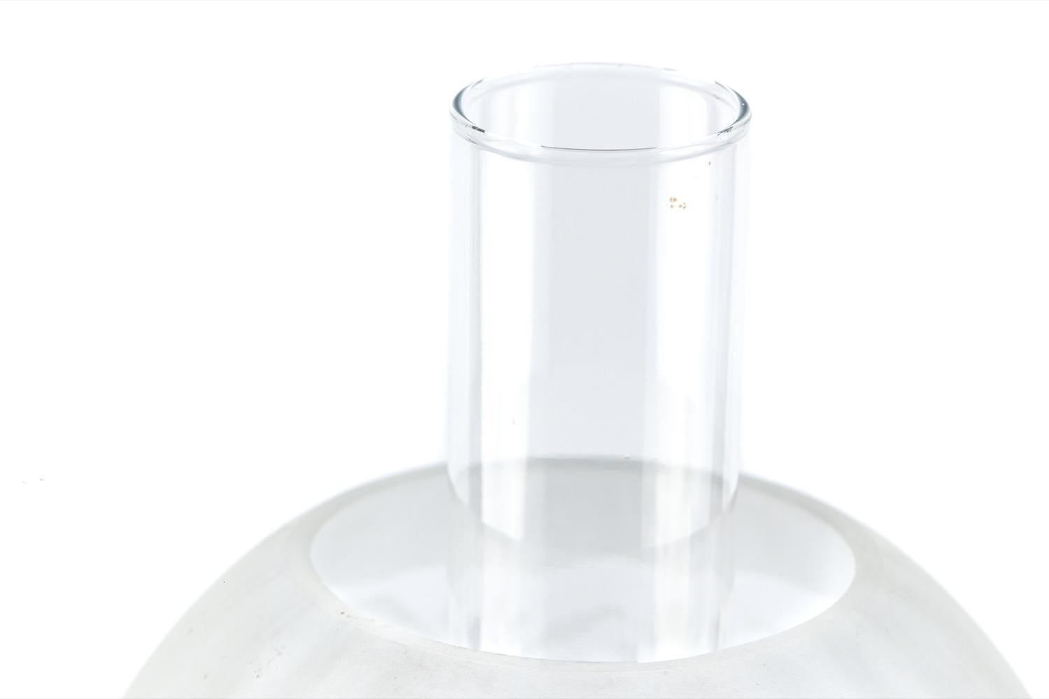 Zum Verkauf angeboten wird diese antike Messing-Öl-Lampe mit einem dekorativen kugelförmigen Glasschirm über dem Doppel-Brenner und Messing-Font, stehend auf einem abgestuften runden Messing-Basis.