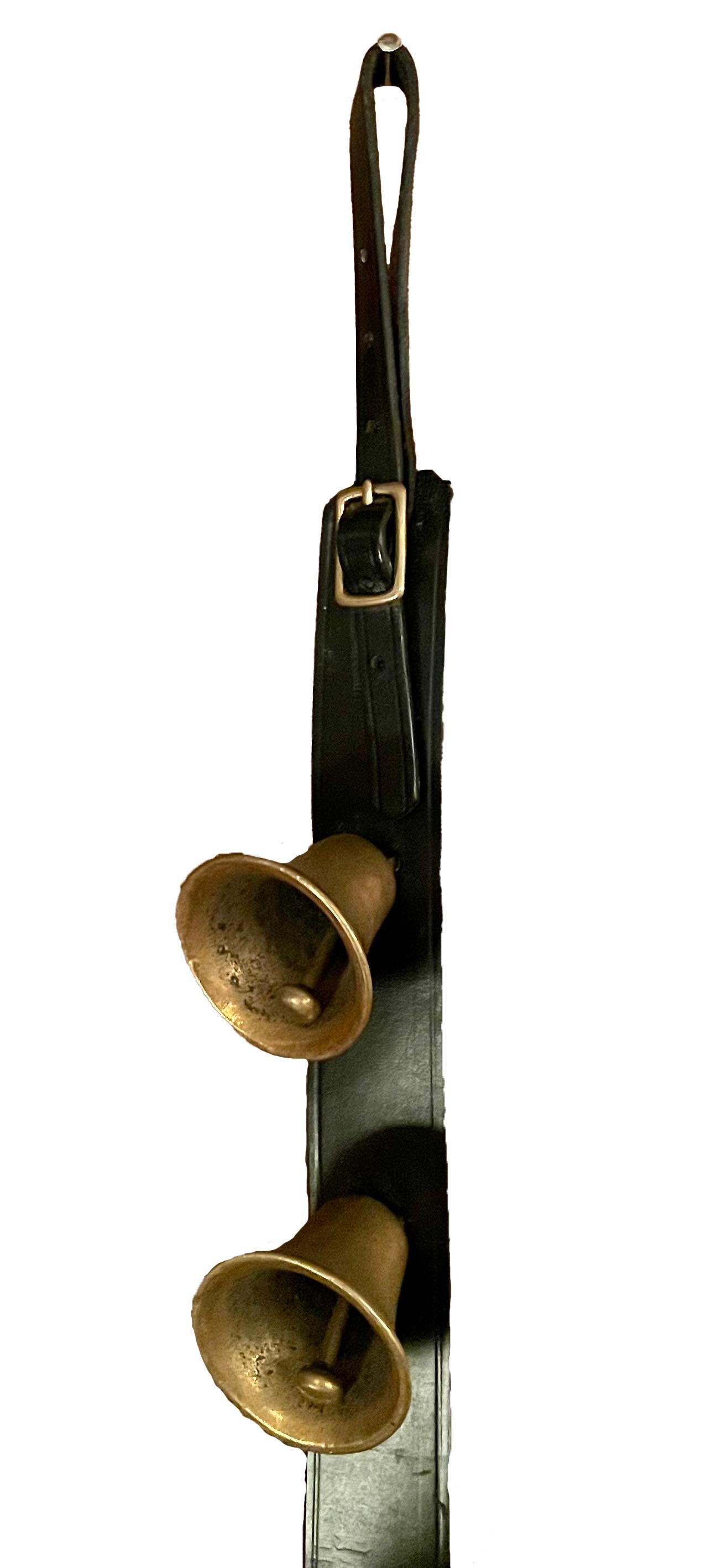 20ième siècle Bells de traîneau de chevaux antiques en laiton sur cuir, vers 1900 en vente