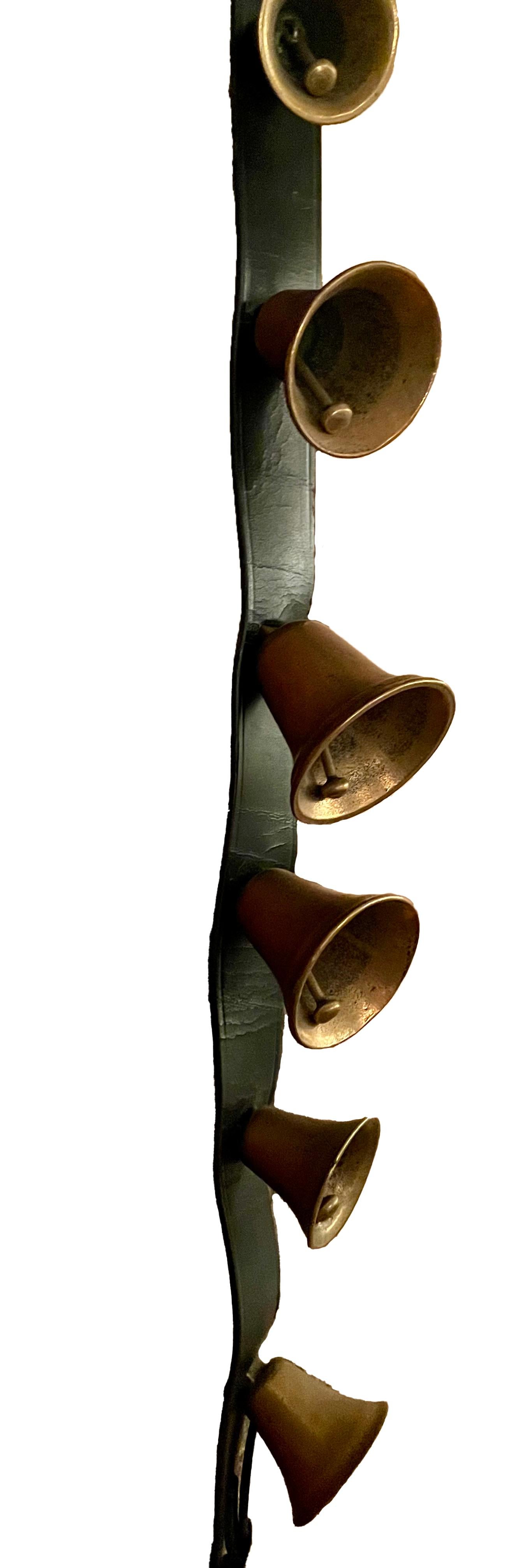 Laiton Bells de traîneau de chevaux antiques en laiton sur cuir, vers 1900 en vente