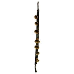 Campanelli antichi in ottone su pelle per cavalli, circa 1900.