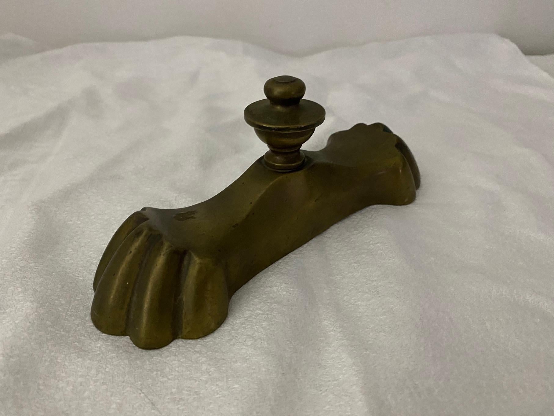 Splendido fermacarte in ottone antico perfetto per qualsiasi scrivania come fermacarte, organizer o decorazione con patina invecchiata.