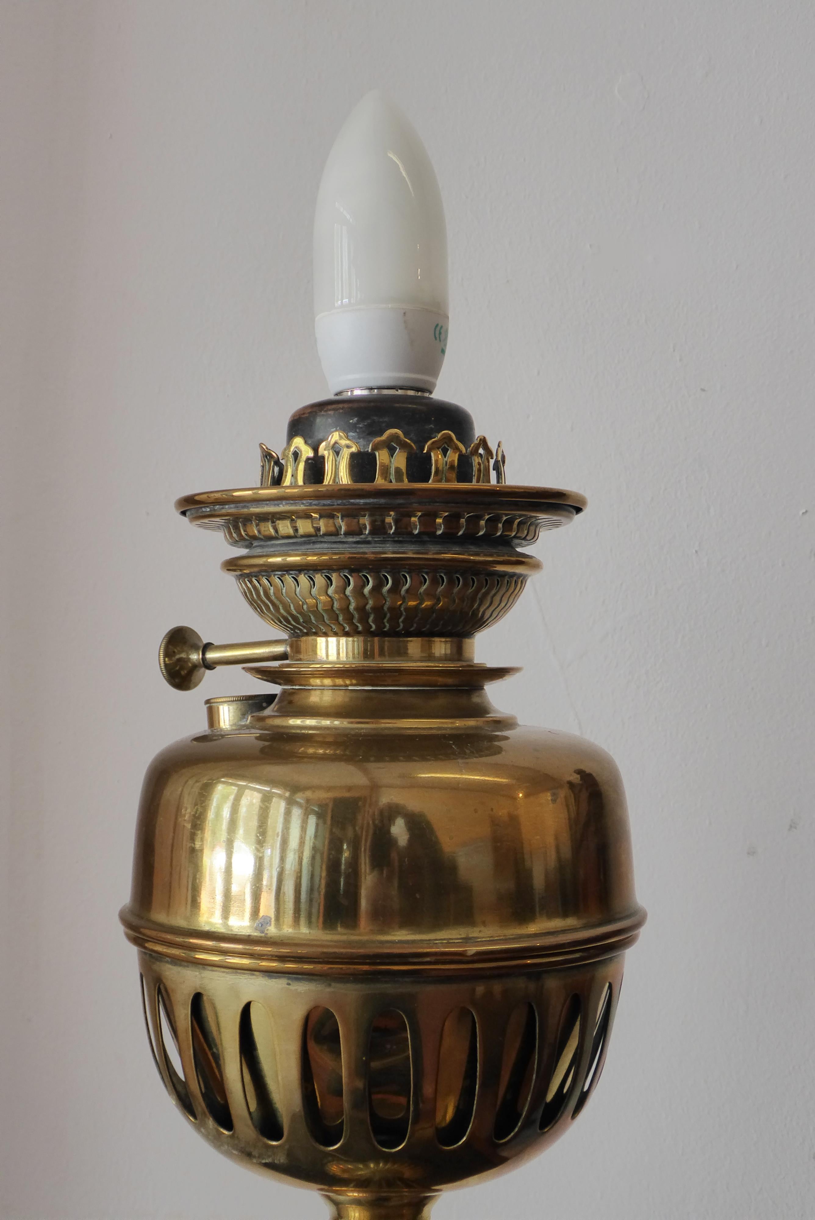 Antique Brass Paraffin Lamp Converted to Electric In Good Condition For Sale In Glencarse, Perthshire