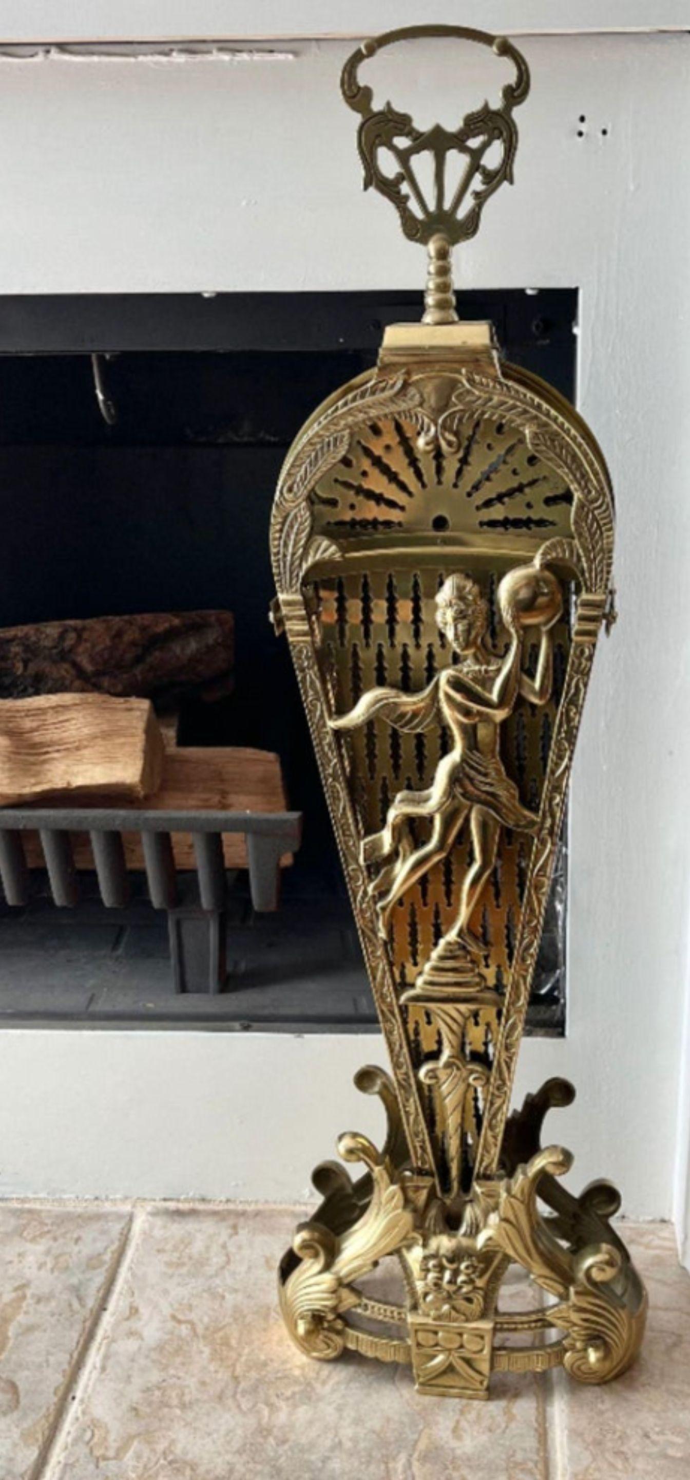 Américain Paravent de cheminée pliable en laiton antique en forme de paon en vente