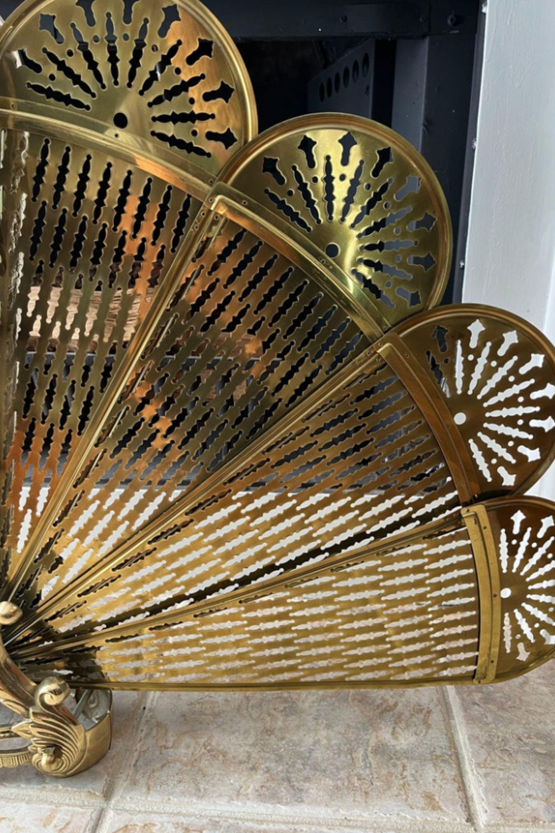 Paravent de cheminée pliable en laiton antique en forme de paon Bon état - En vente à Portsmouth, VA