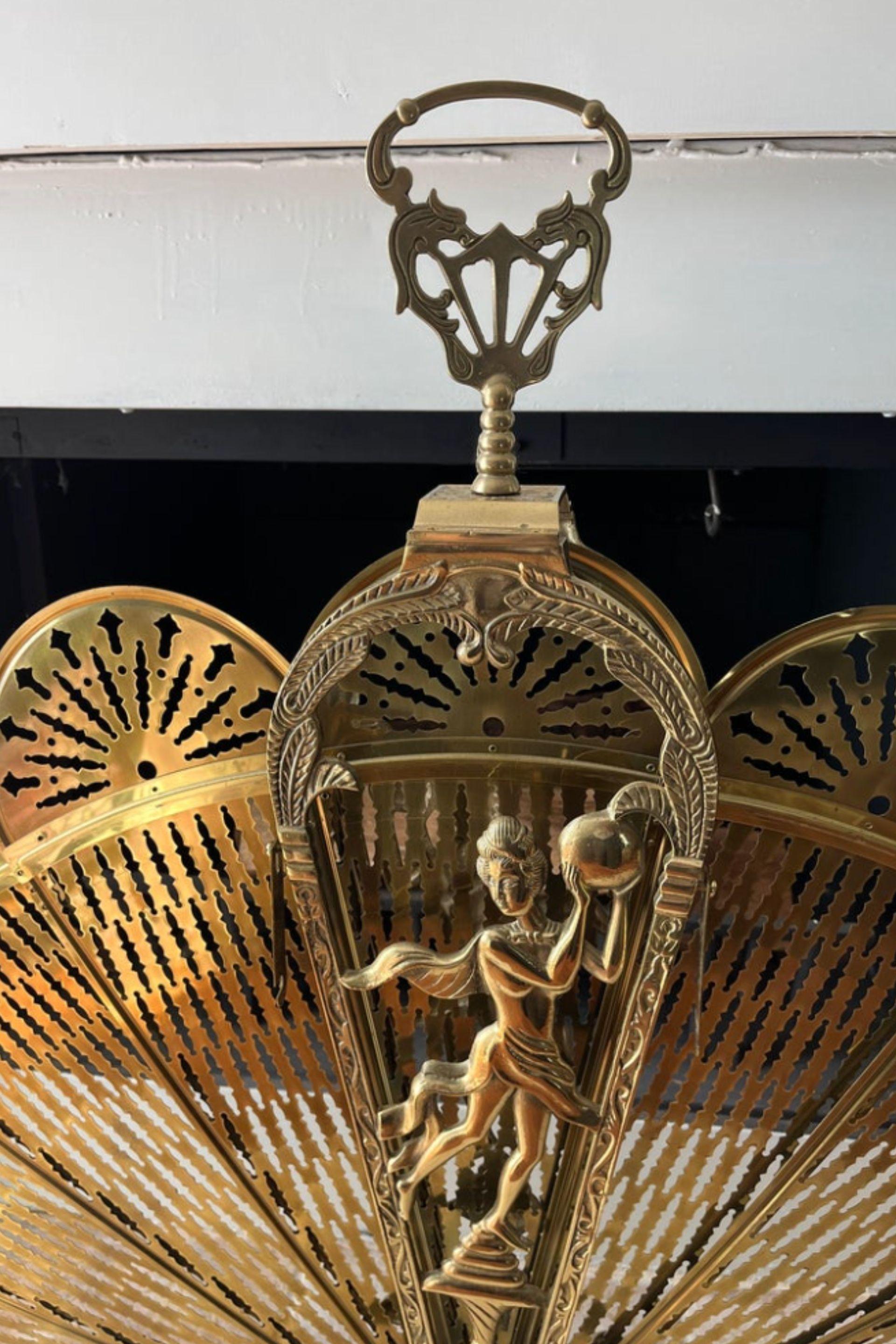 Début du 20ème siècle Paravent de cheminée pliable en laiton antique en forme de paon en vente