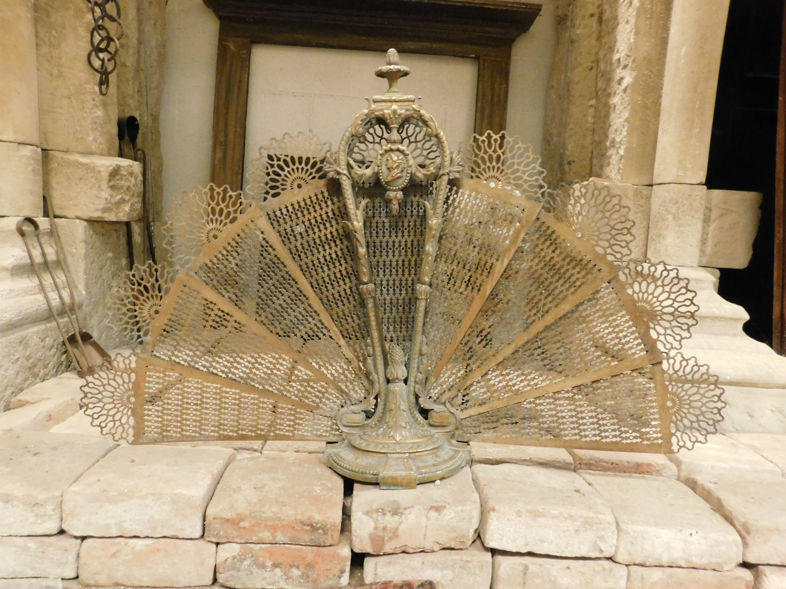 Antique fireplace screen, with peacock tail opening, hand-carved in shiny golden brass, from France, handmade in the 19th century, open size cm W 100 x H 66 x D base 20 cm.