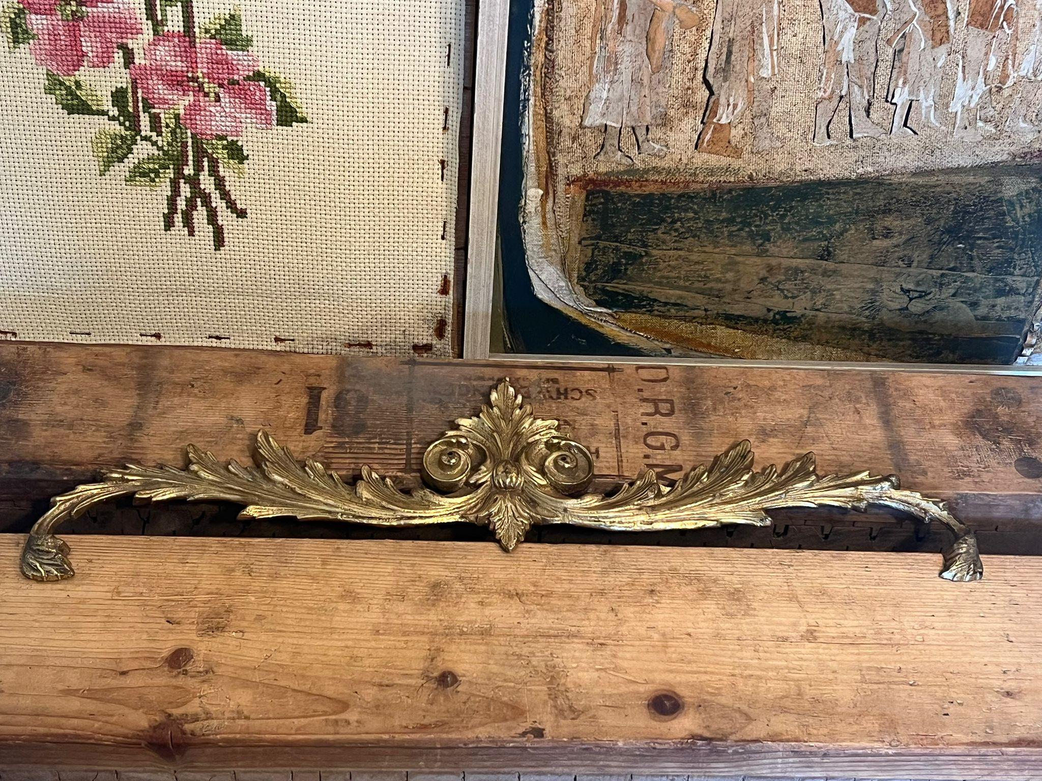  Bronzo antico o ottone (materiale non confermato) frontone mobile cornice foto Montaggio. Questo pezzo è pesante e robusto. Fori sul retro per essere appesi. Questo pezzo ha una bella patina e carattere. Condizioni vintage come da foto.