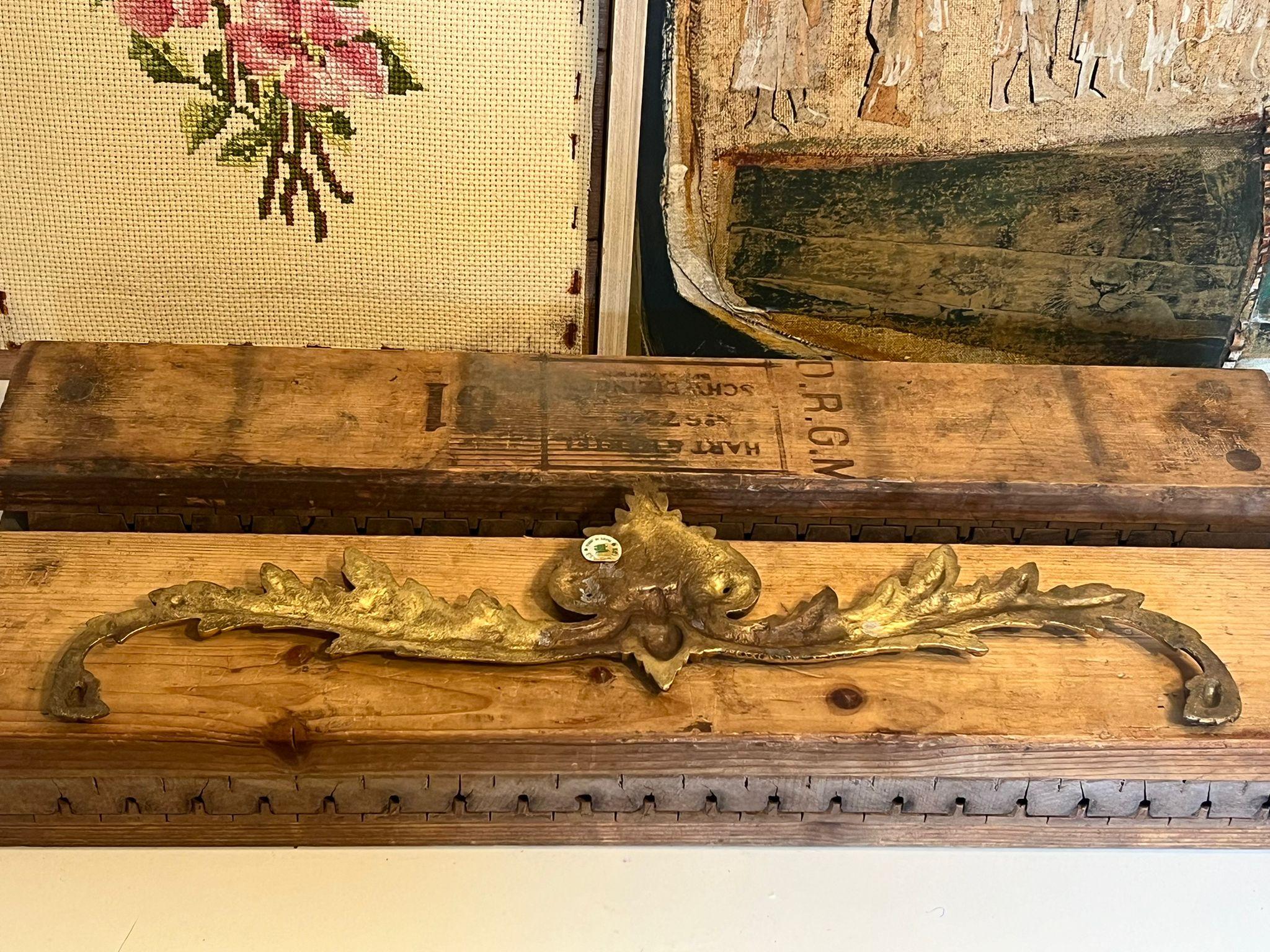Pediment in ottone antico con montaggio al centro di ghirlande per armadi a telaio In condizioni buone in vendita a Seattle, WA