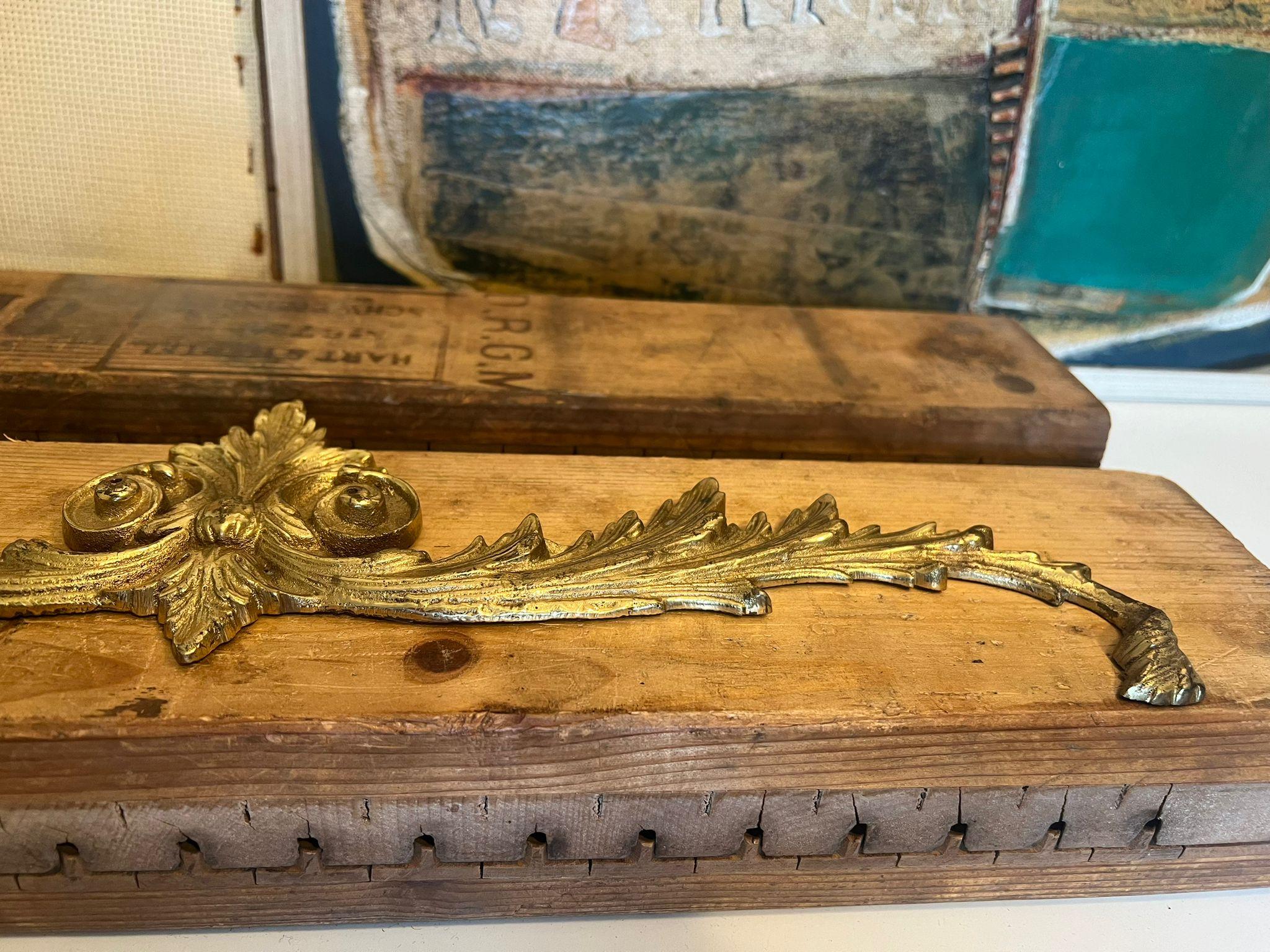 Fine XX secolo Pediment in ottone antico con montaggio al centro di ghirlande per armadi a telaio in vendita