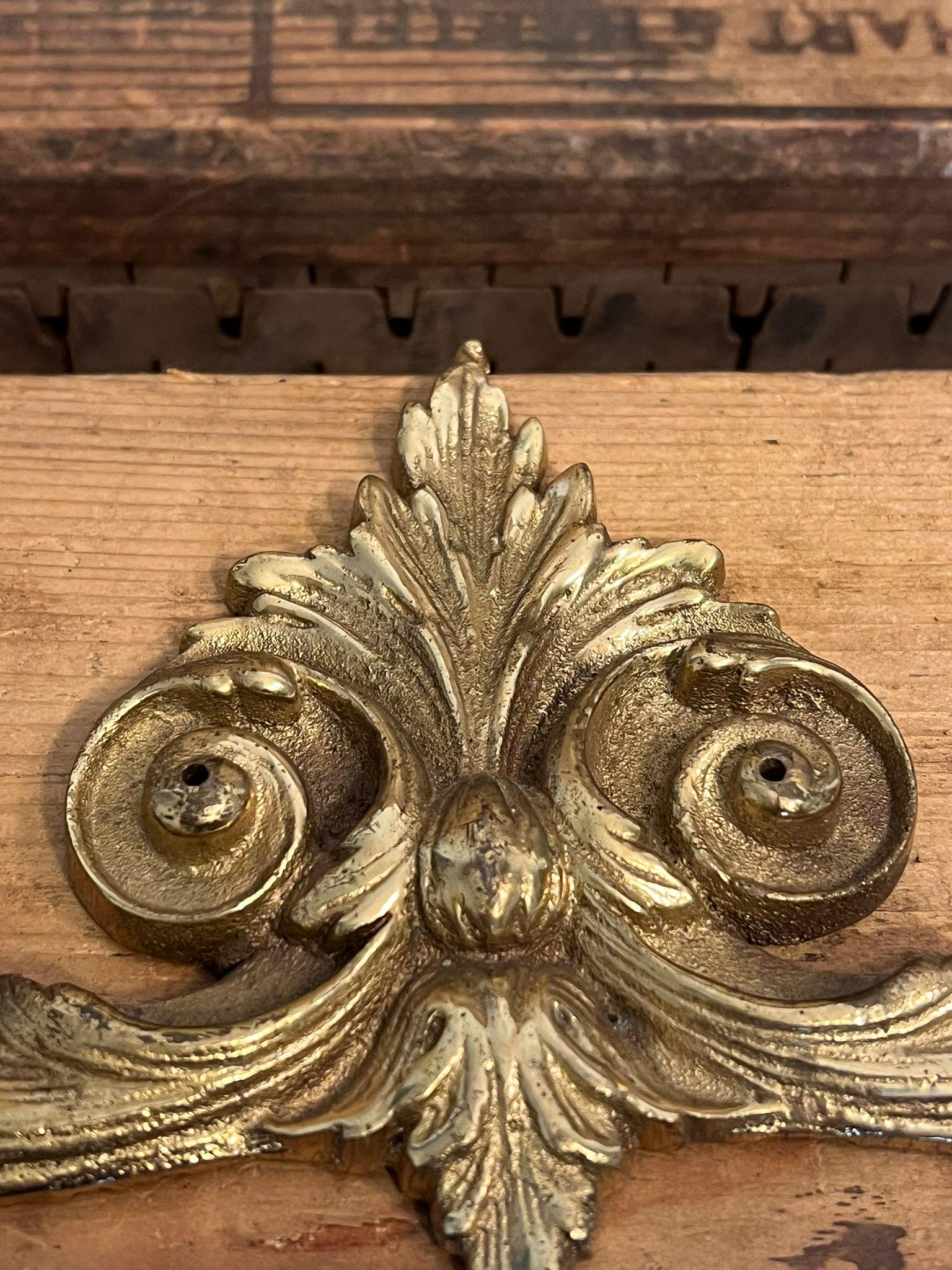 Pediment in ottone antico con montaggio al centro di ghirlande per armadi a telaio in vendita 1