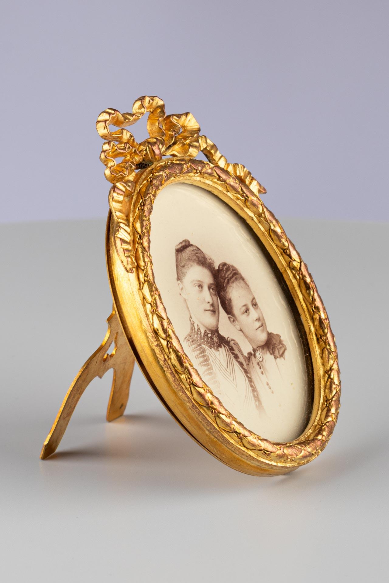 Antique Brass Picture Frame, Photo Frame Bow, France, Circa 1880, 6 x 7 cm In Good Condition For Sale In Greven, DE