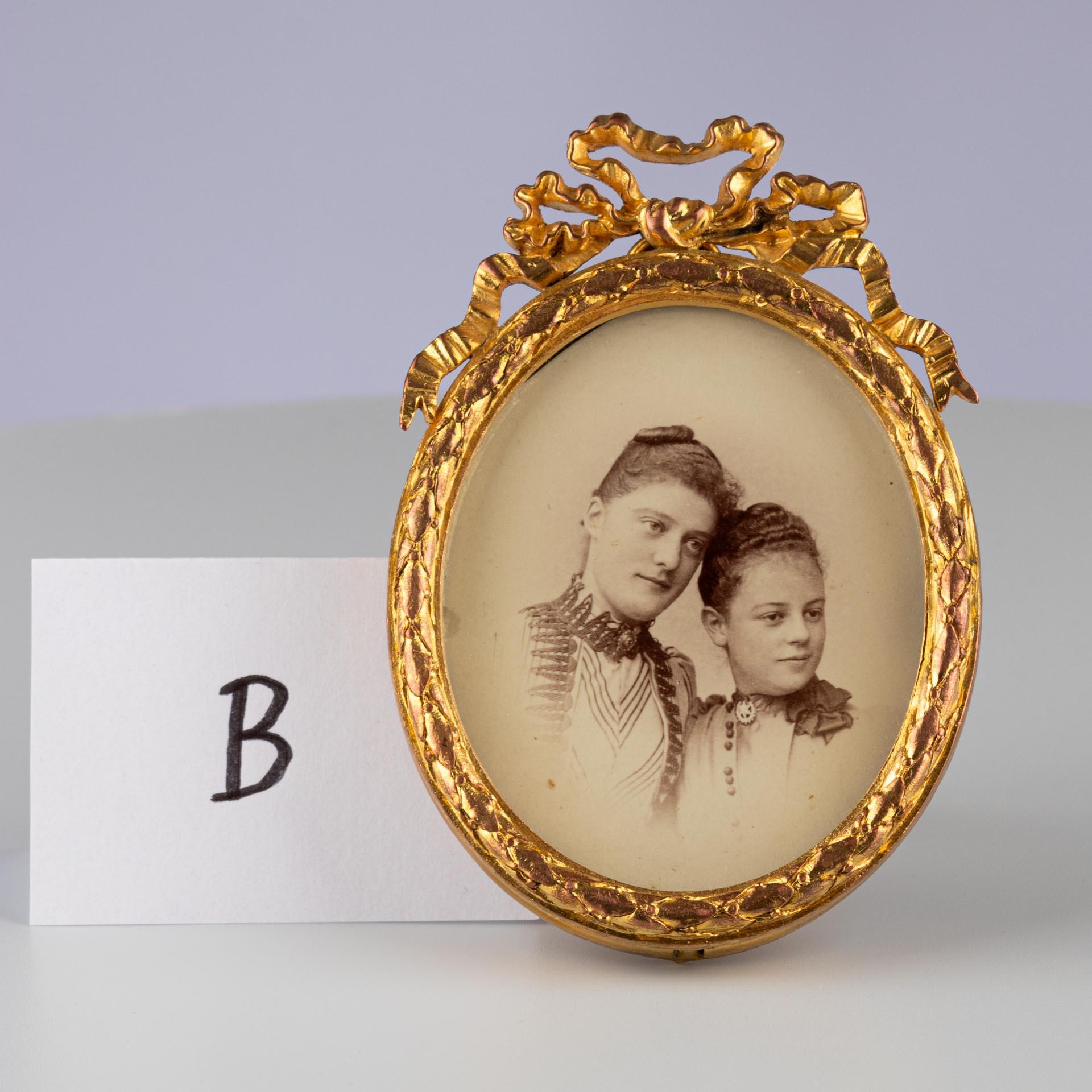 Antique Brass Picture Frame, Photo Frame Bow, France, Circa 1880, 6 x 7 cm For Sale 2