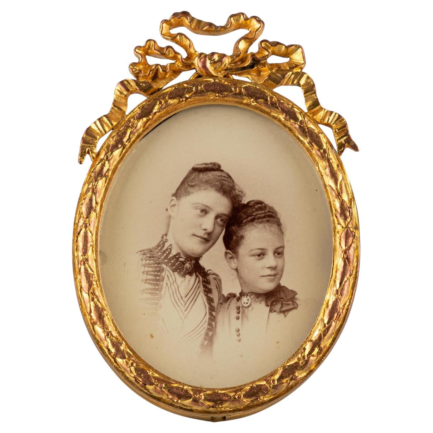 Marco de latón antiguo, Arco para marco de fotos, Francia, Circa 1880, 6 x 7 cm
