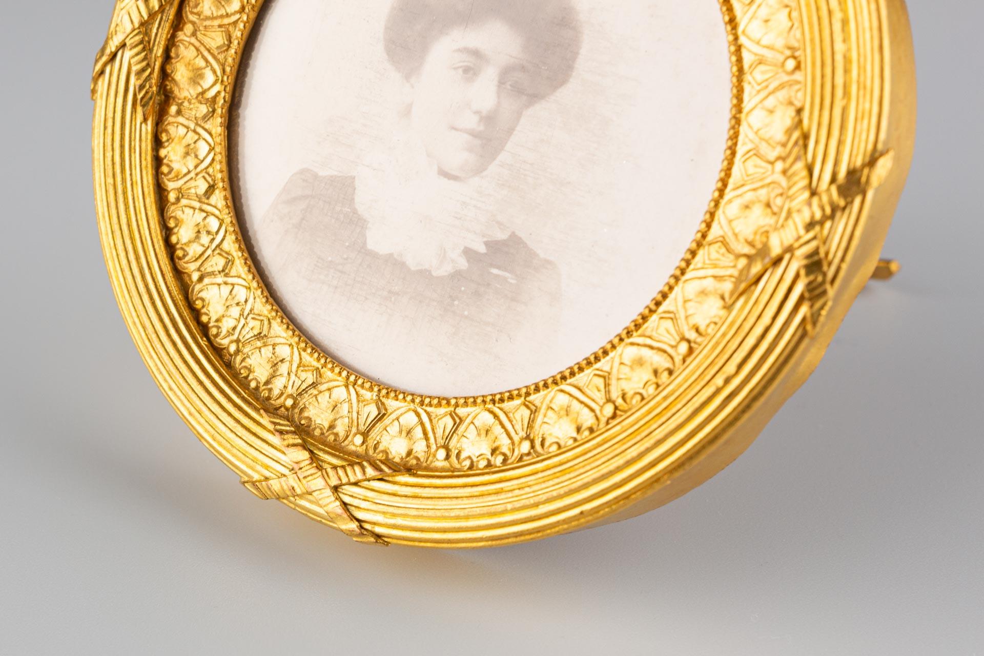 XIXe siècle Cadre photo ancien en laiton, Cadre photo, France, Circa 1880, 5 x 5 cm en vente