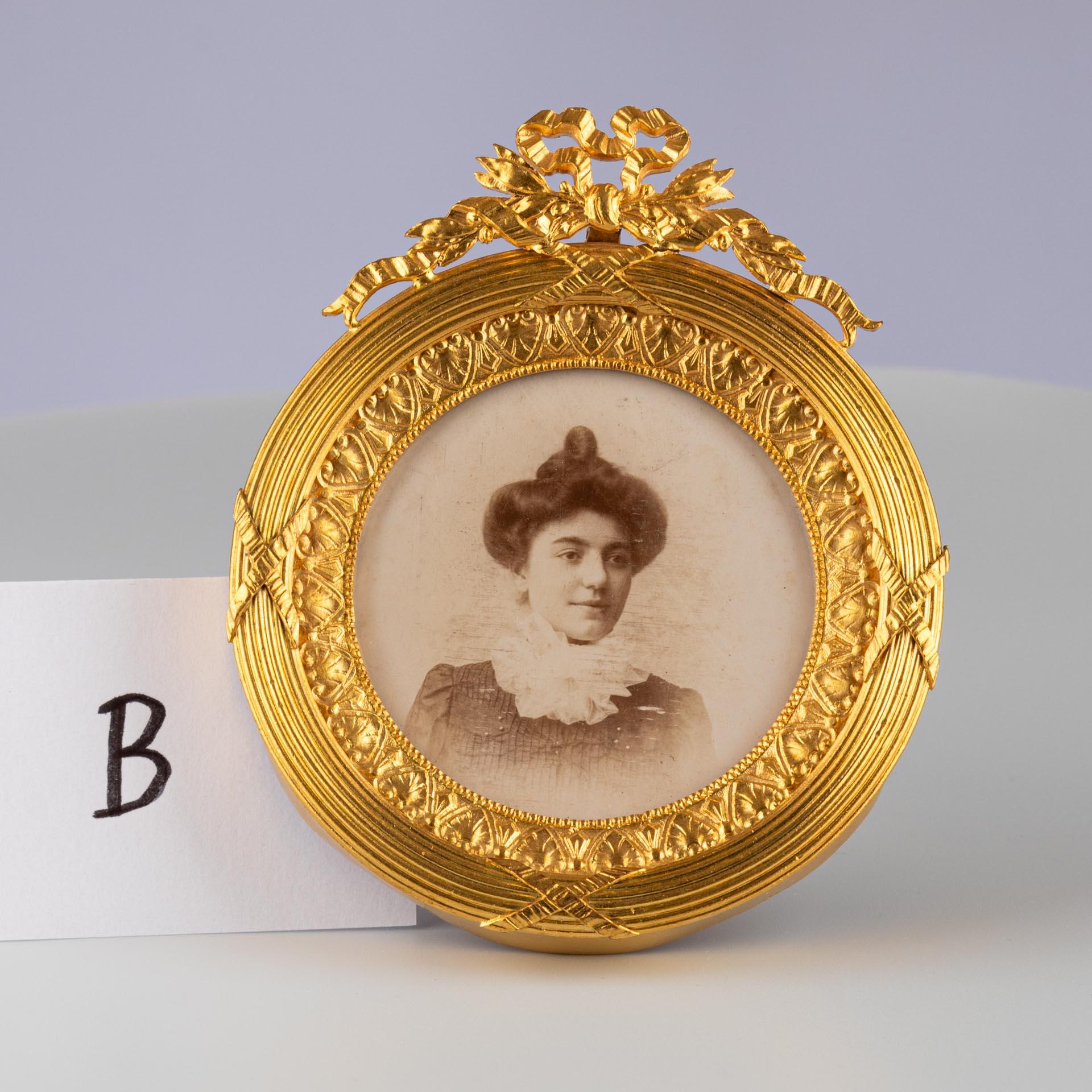 Cadre photo ancien en laiton, Cadre photo, France, Circa 1880, 5 x 5 cm en vente 2