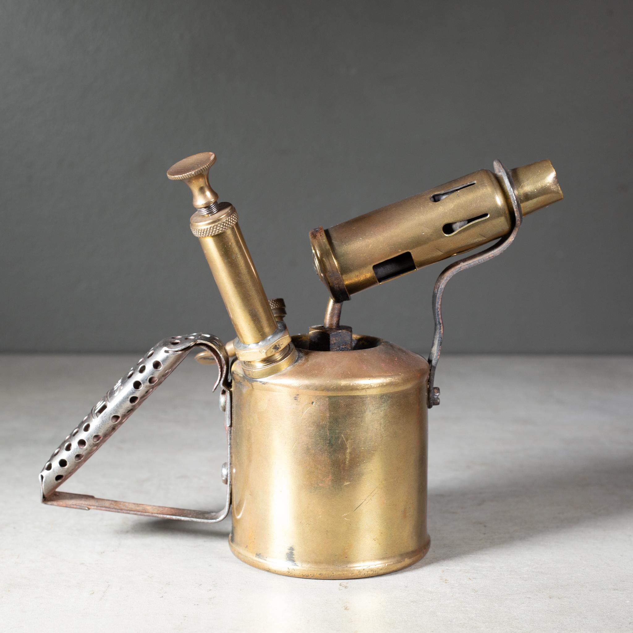 À PROPOS DE

Chalumeau de plombier antique en laiton massif avec une poignée perforée. Estampillé 