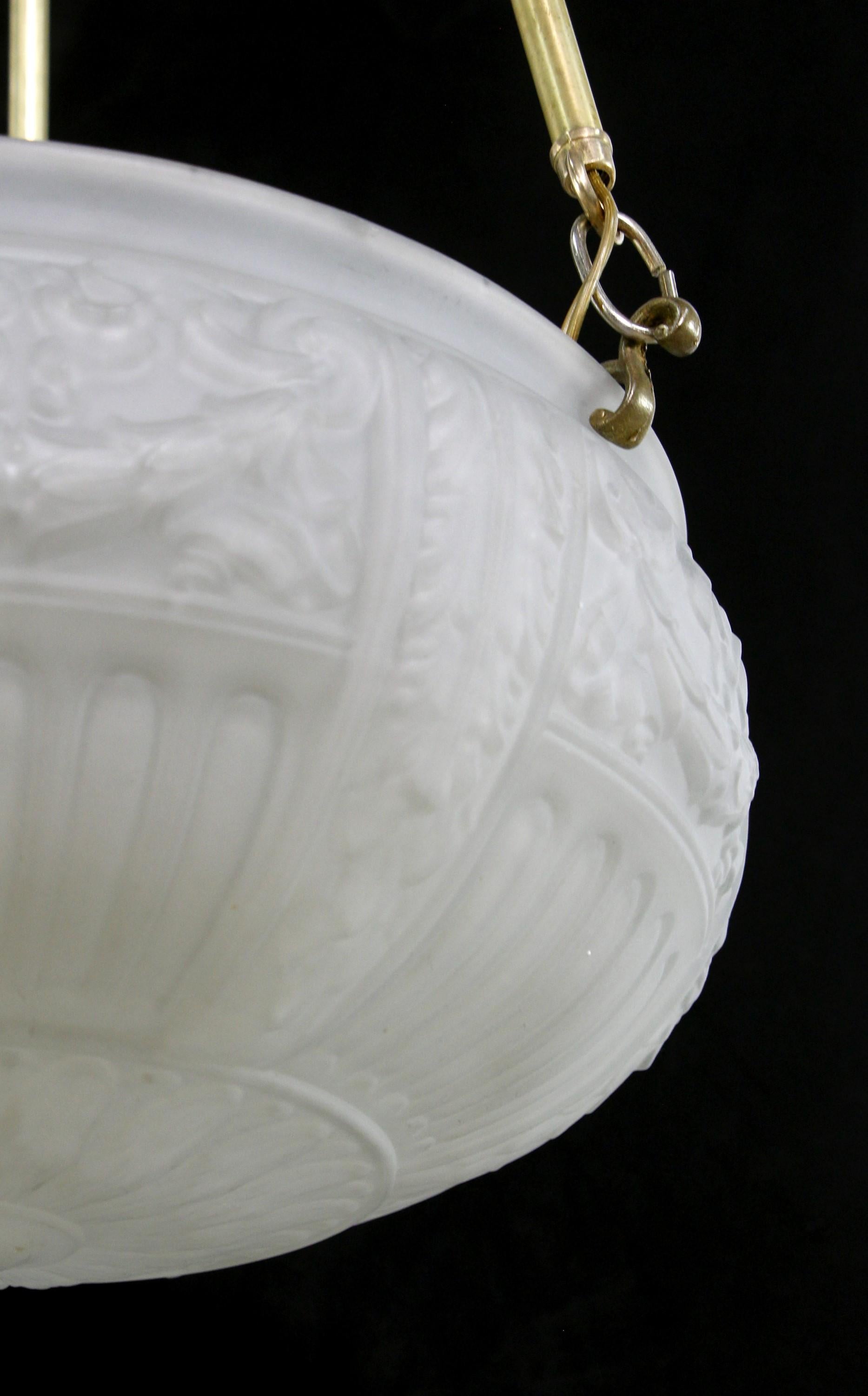 Lampada a sospensione a forma di piatto in vetro fuso smerigliato con palo in ottone antico In condizioni buone in vendita a New York, NY