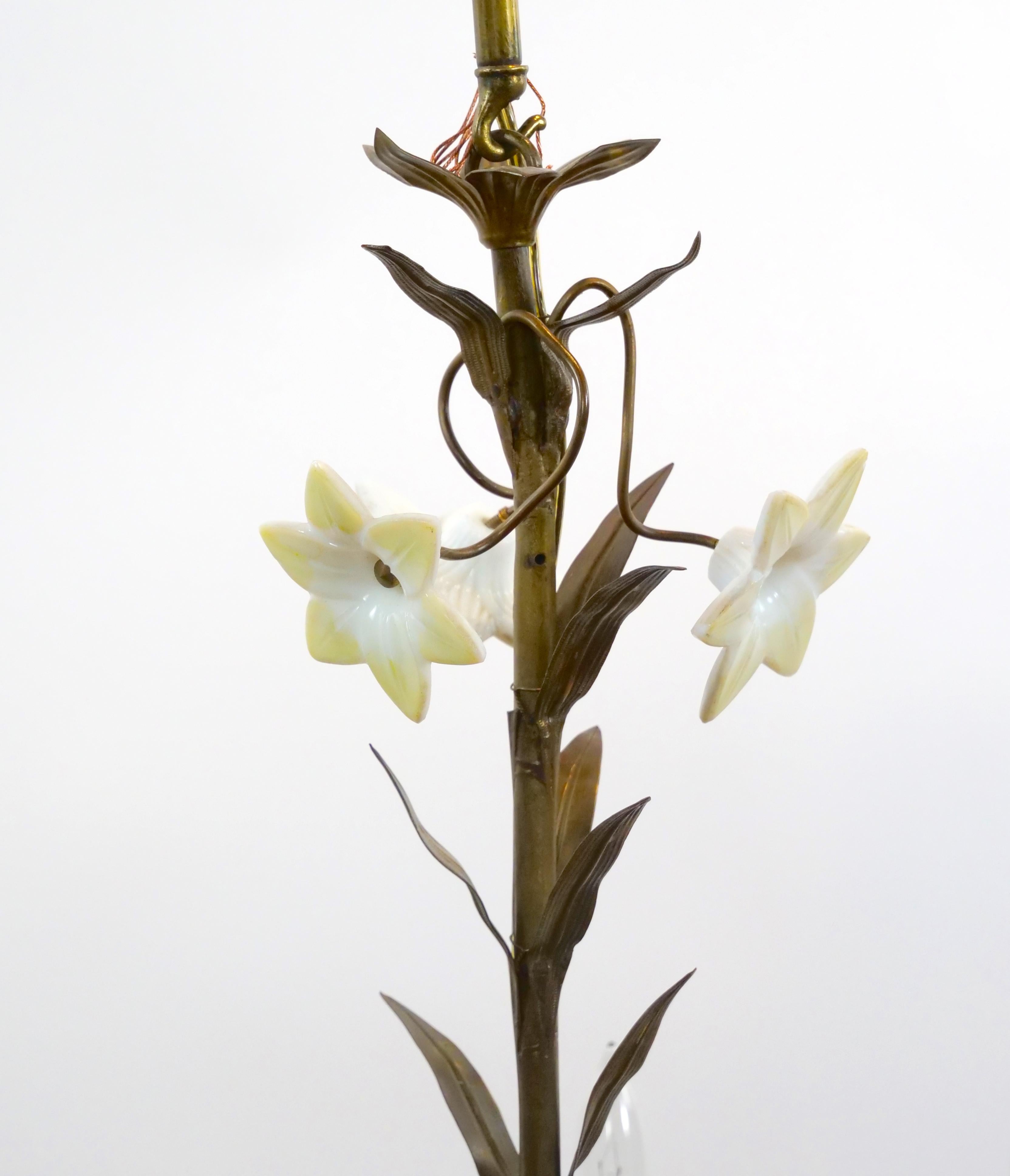 Français Lustre ancien à six bras en laiton/porcelaine décoré de fleurs en vente