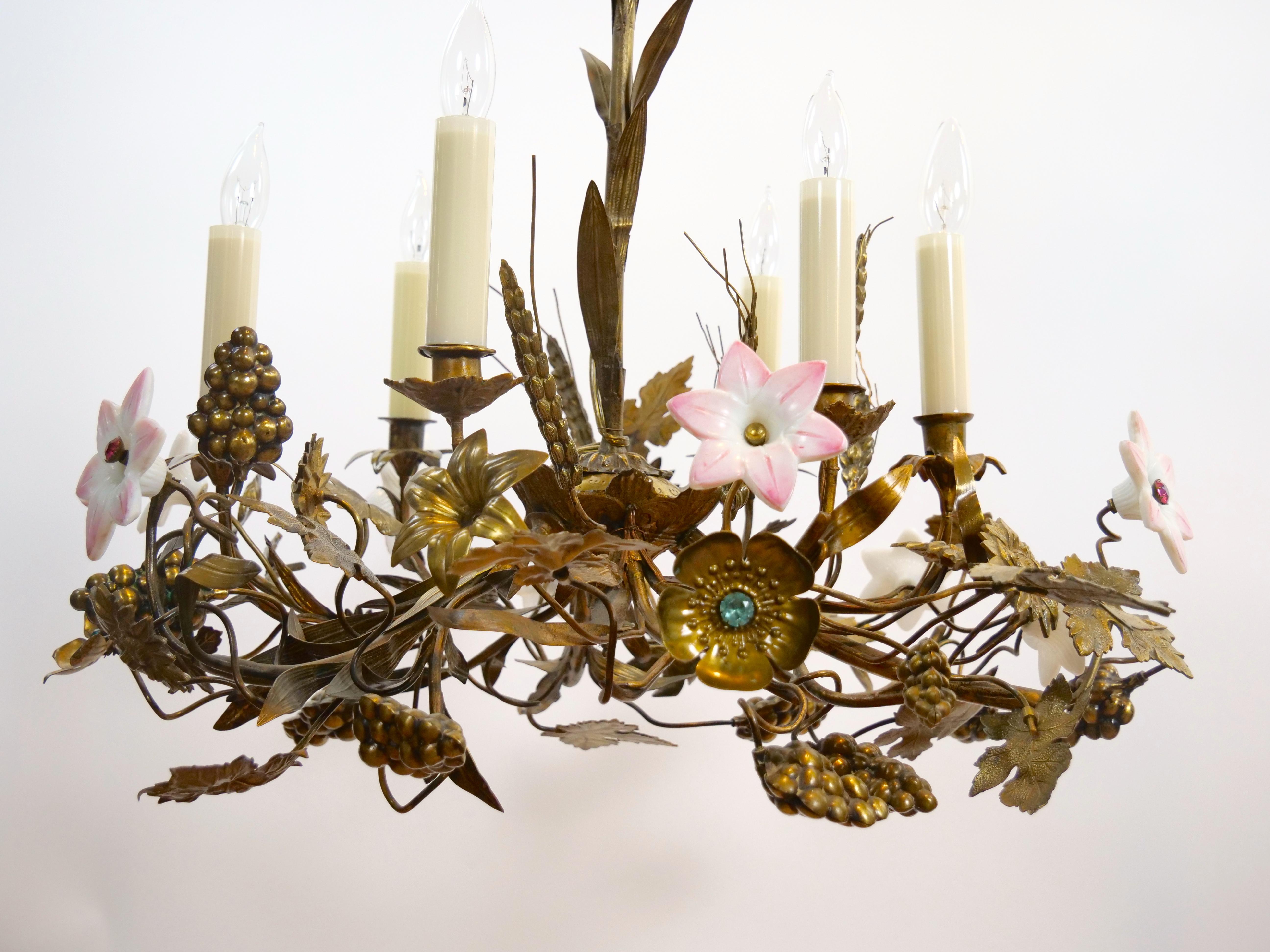 Lustre ancien à six bras en laiton/porcelaine décoré de fleurs en vente 1