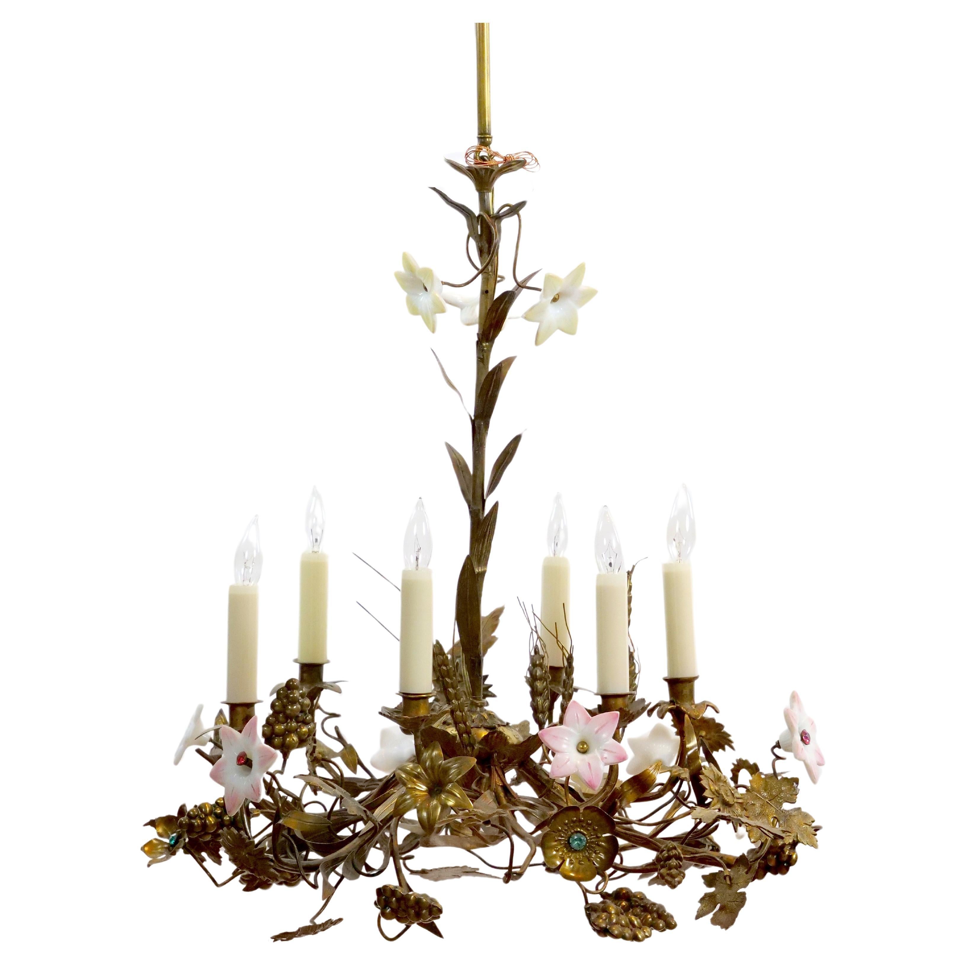 Lustre ancien à six bras en laiton/porcelaine décoré de fleurs en vente