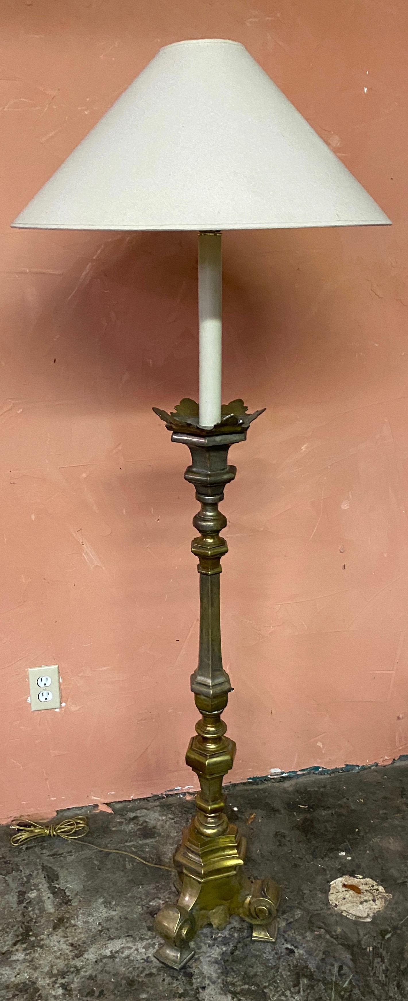 Laiton Lampadaire ancien en laiton de style Renaissance avec bougeoirs en vente