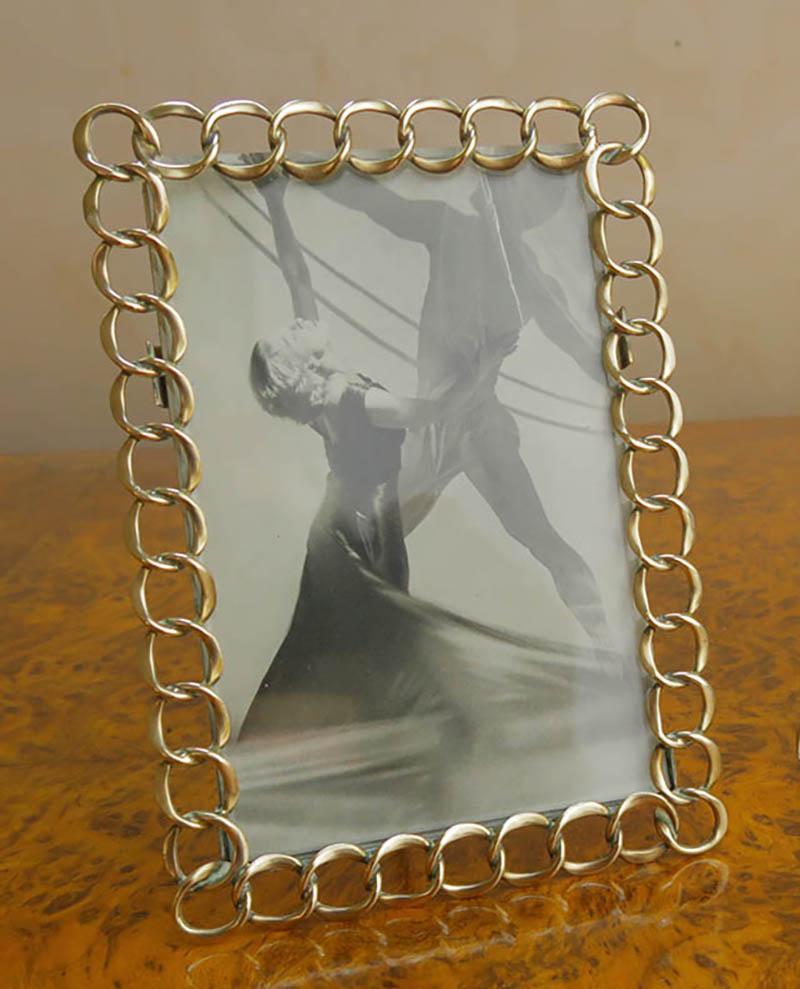 
Lovely brass ring photograph frame

Polished brass

Bevelled glass

Good condition

Takes a photograph of 6.5 x 4.25 inches.
 
