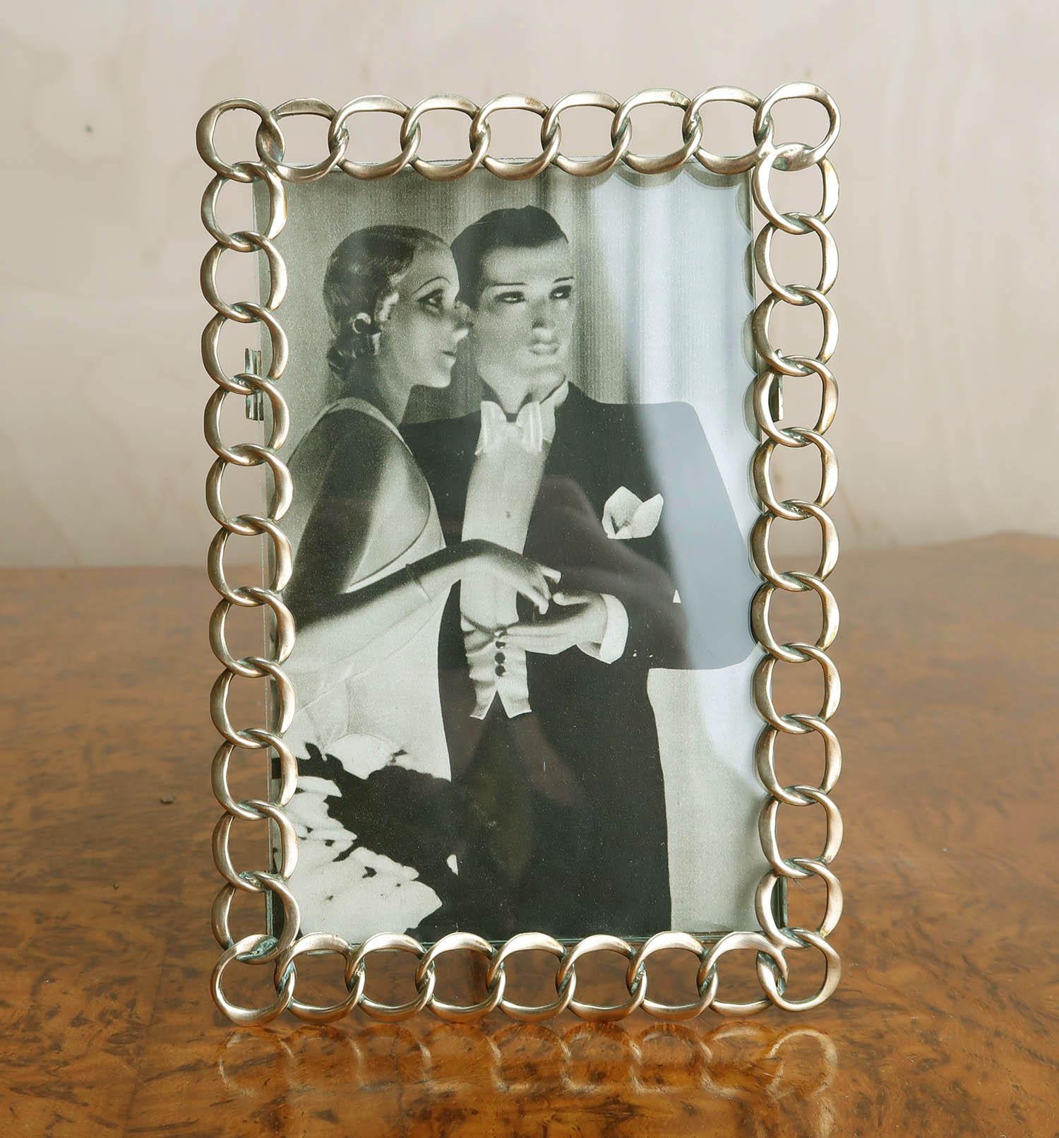 
Lovely brass ring photograph frame

Polished brass

Good condition

Takes a photograph of 6.5 x 4.25 inches.

Free UK shipping
 
