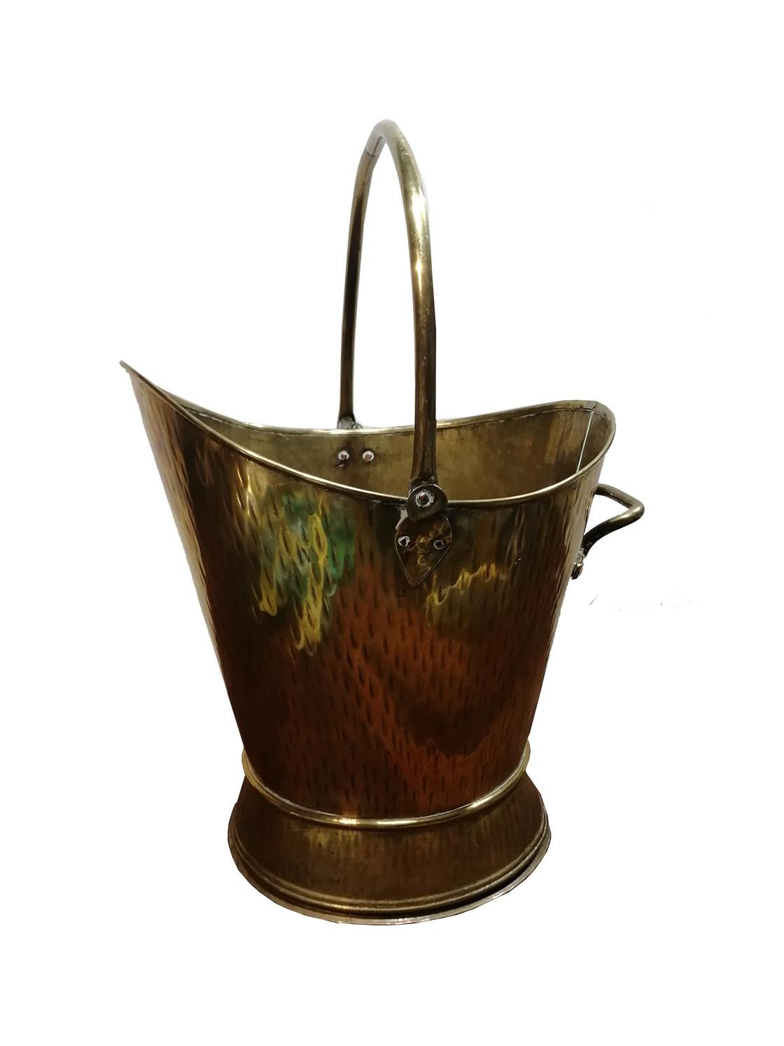 Good quality brass coal cube, scuttle, for your fireplace.

Late 19th century or early 20th century

With top and side handle.
 