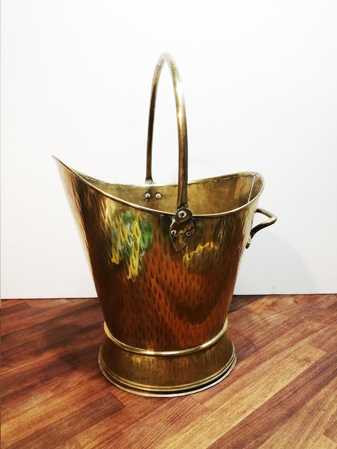 Antique Brass Coal Scuttle for fFireplace In Good Condition In Mombuey, Zamora