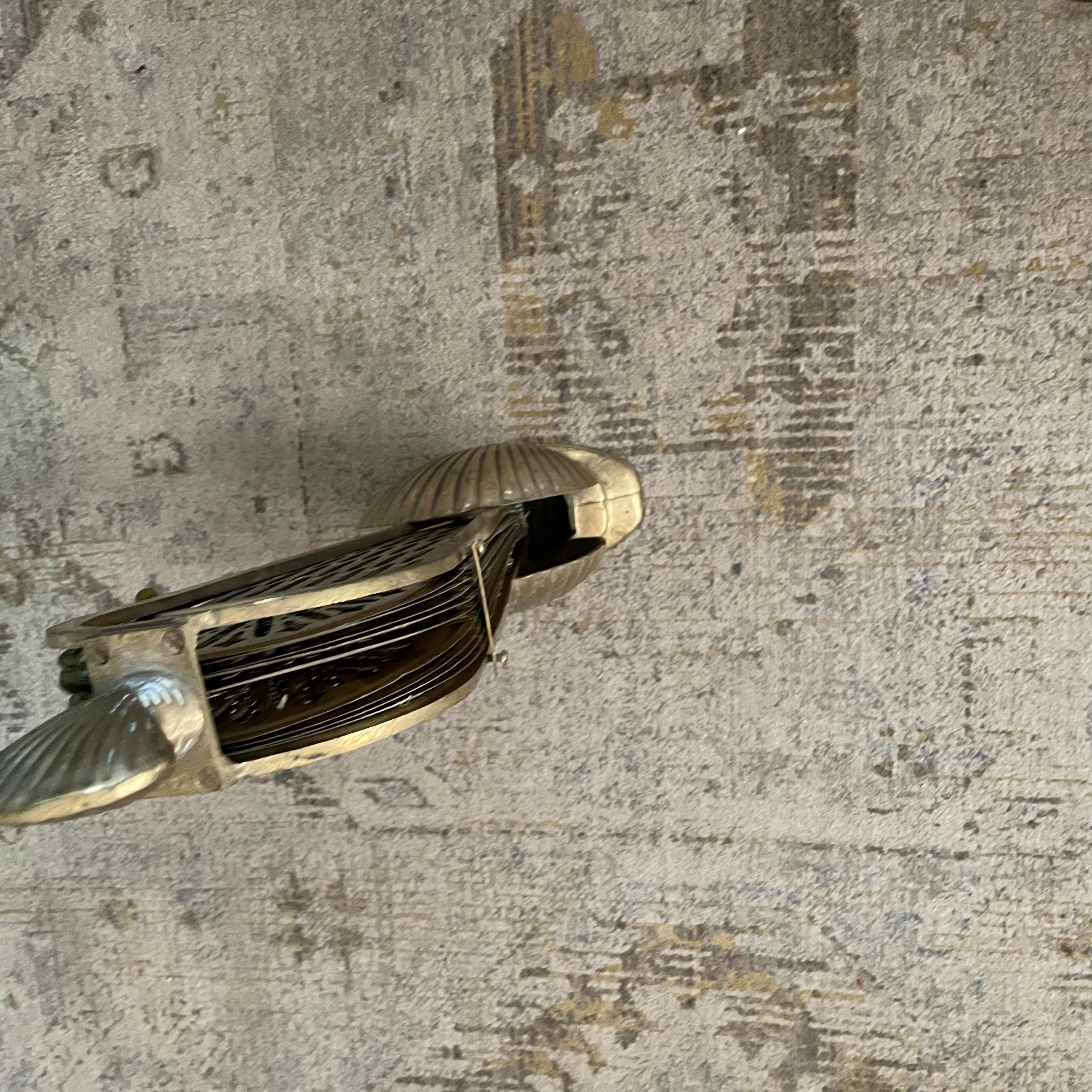 Antike Messing Muschel-Motiv Kaminschirm im Zustand „Gut“ im Angebot in Cordova, SC