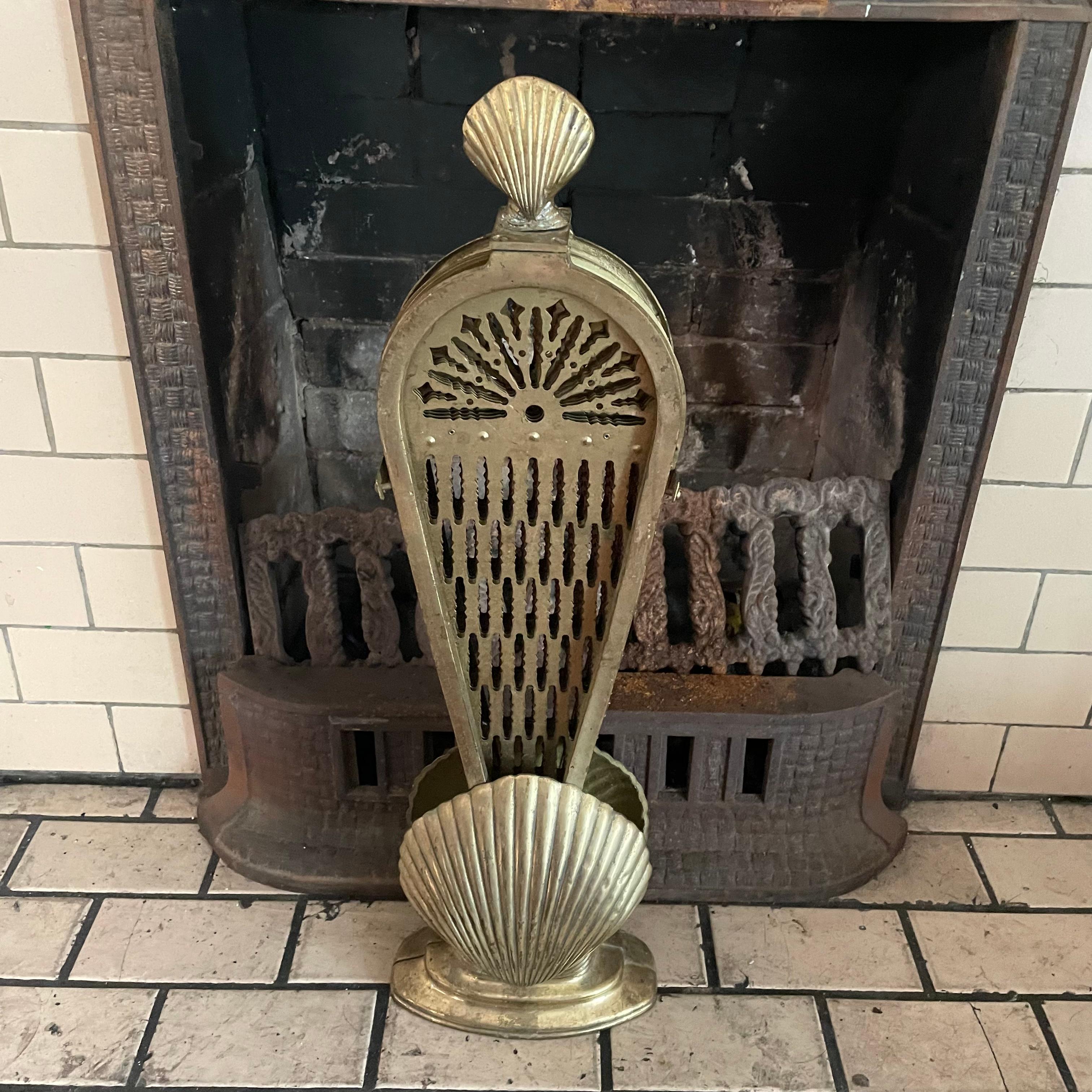 Milieu du XXe siècle Écran de cheminée à motif de coquillages en laiton antique en vente