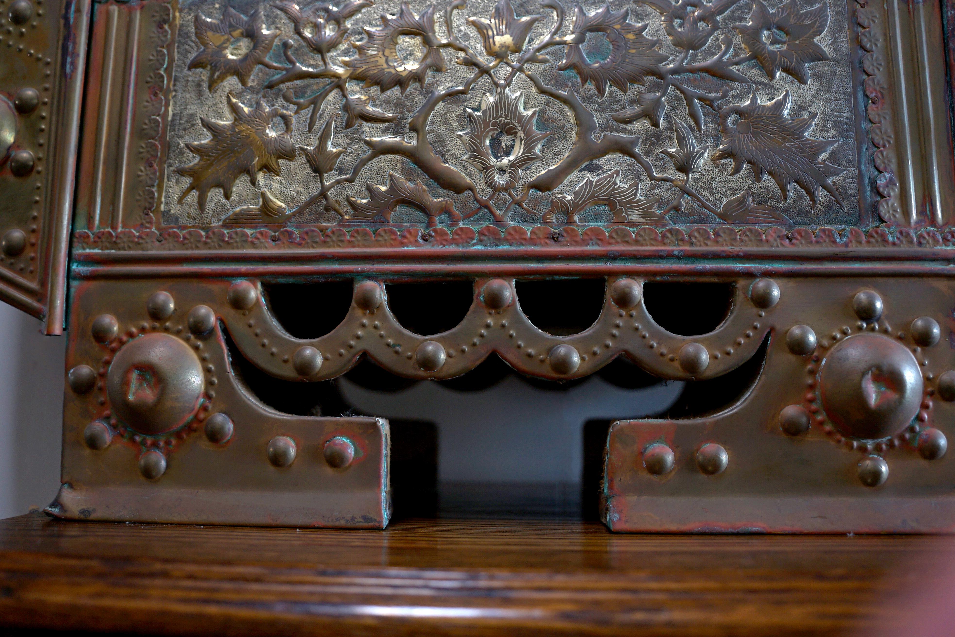 Islamic Antique Brass Shoe Shine Stand from Turkey with Accessories for stand For Sale