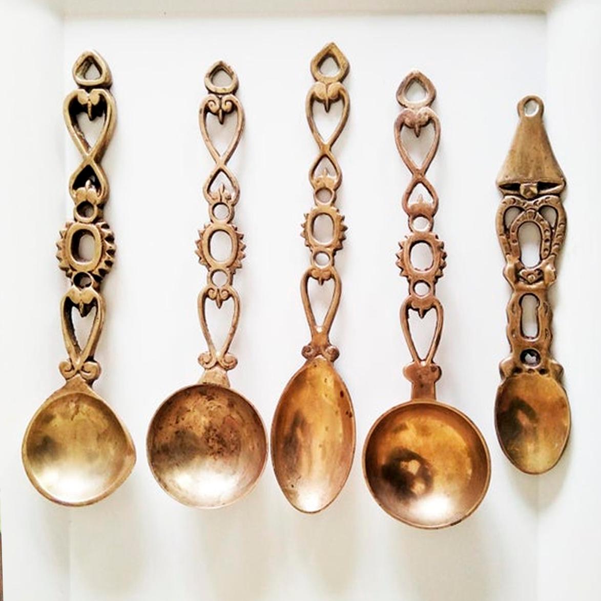 Beautiful set of brass or gilt bronze spoons, handcrafted

 Decorative kitchen utensils to decorate the walls of your kitchen with style

Due to their original and attractive shape they will look great, either in a rustic kitchen or a modern