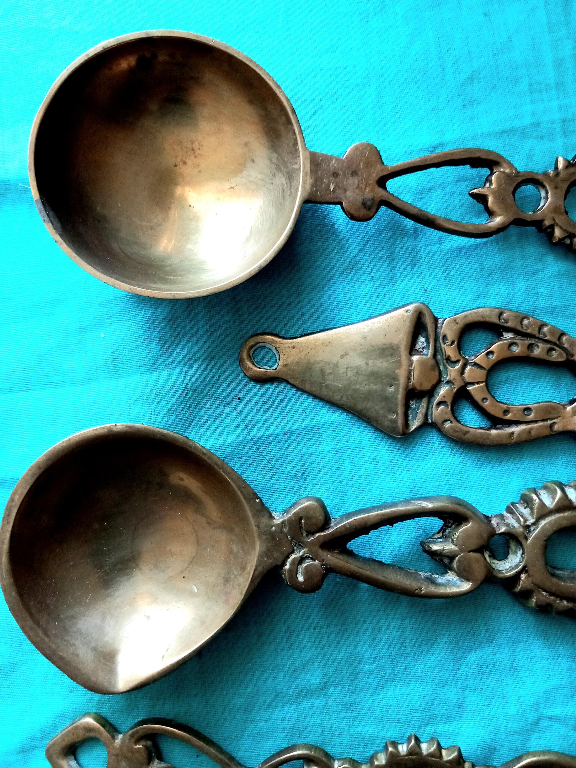 Antique Brass Spoons Wall Kitcken Decoration Spoain 19th Century In Excellent Condition For Sale In Mombuey, Zamora