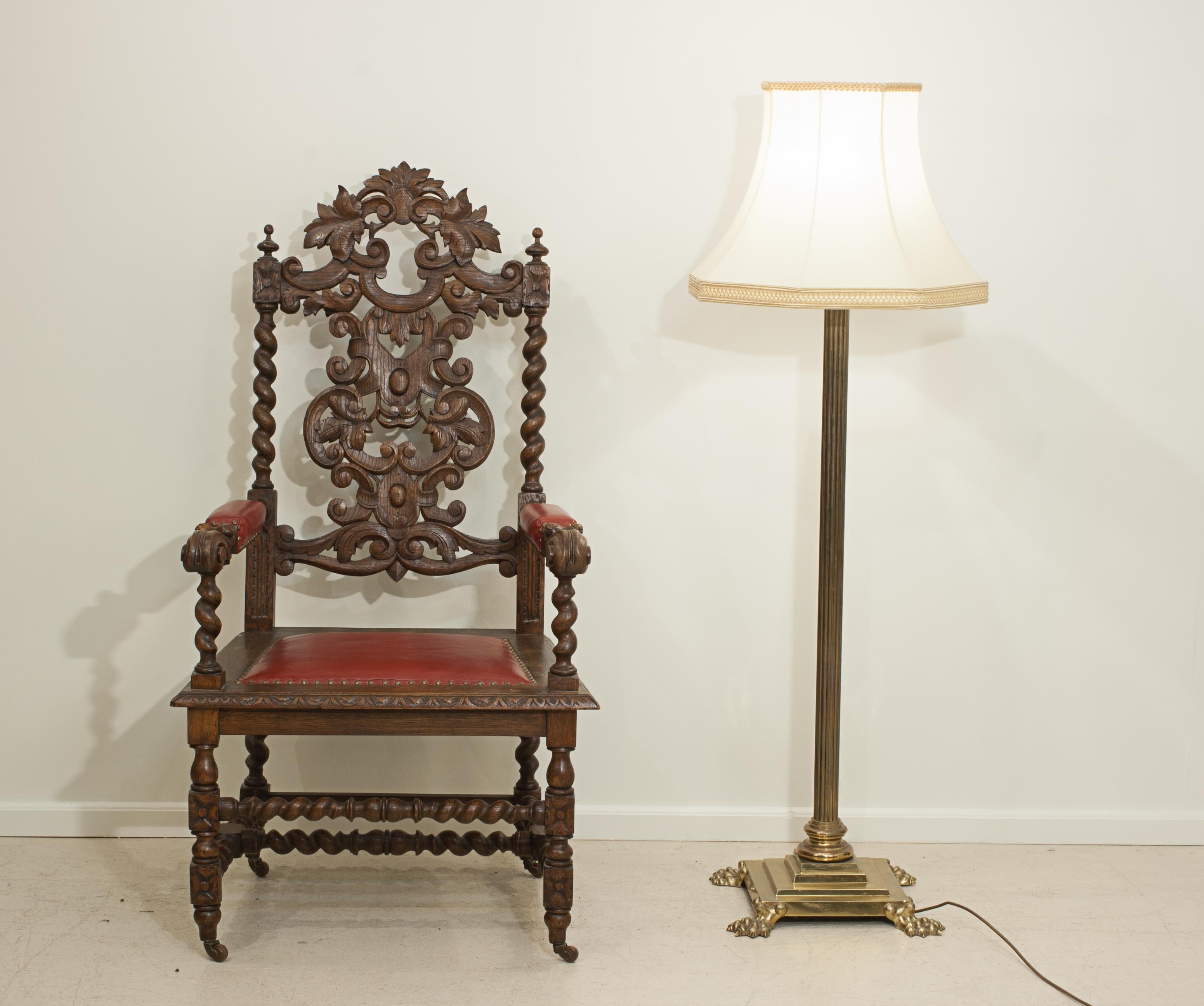 Laiton Lampe standard.
Lampe standard en laiton avec abat-jour. La colonne centrale cannelée est montée sur une base carrée en gradins avec des pieds en griffe de lion aux quatre coins. Une lampe qui fonctionne très bien.

Le prix est pour la lampe