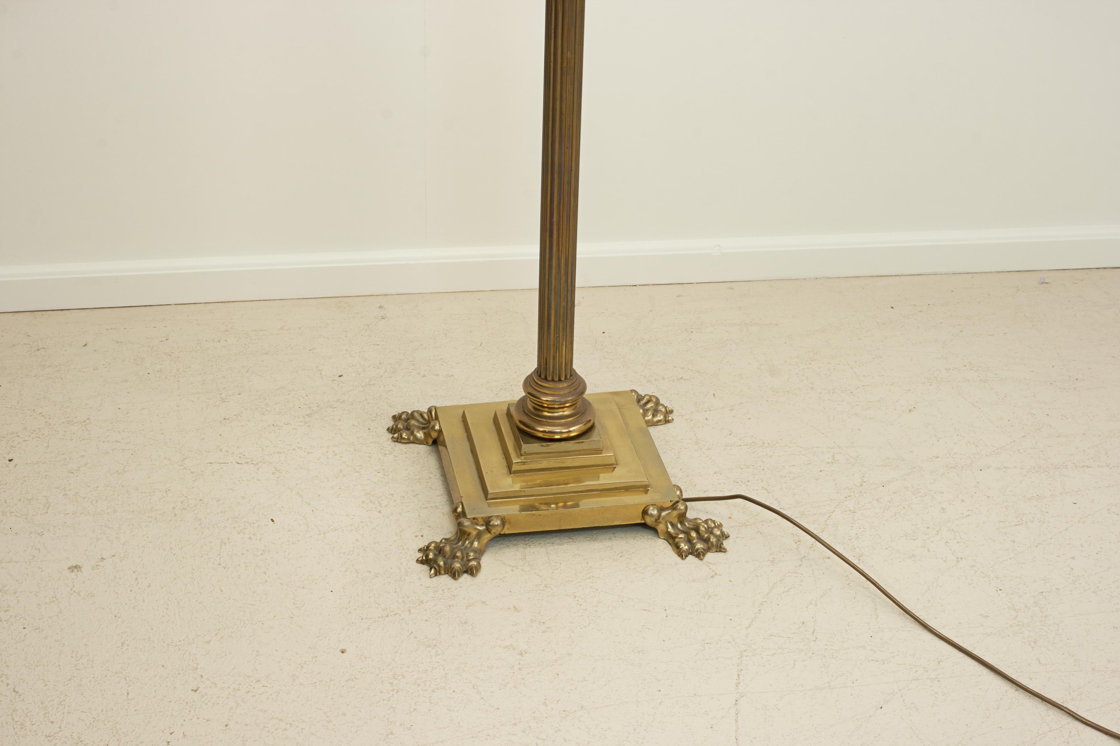 Britannique Lampe standard en laiton antique en vente