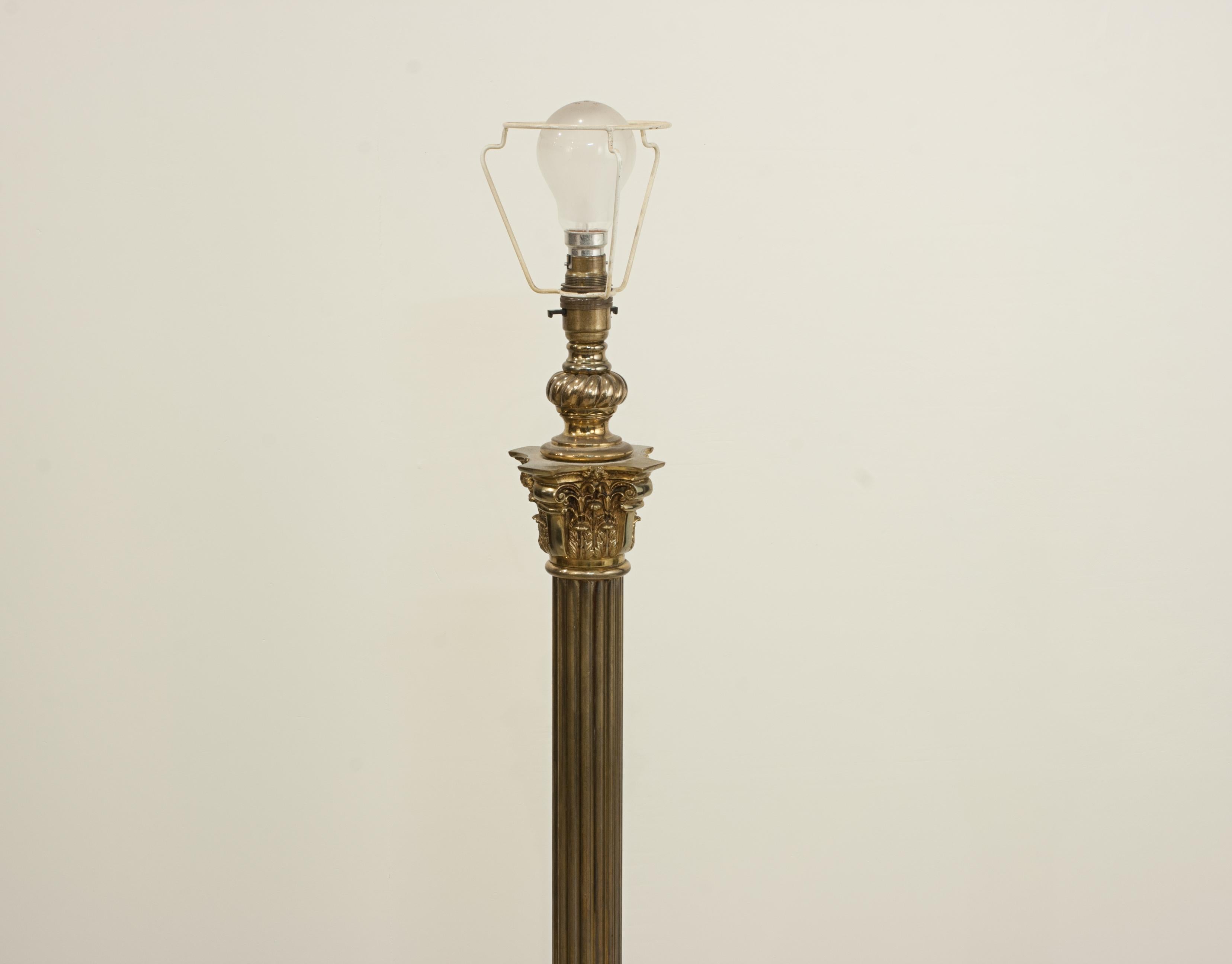Lampe standard en laiton antique Bon état - En vente à Oxfordshire, GB