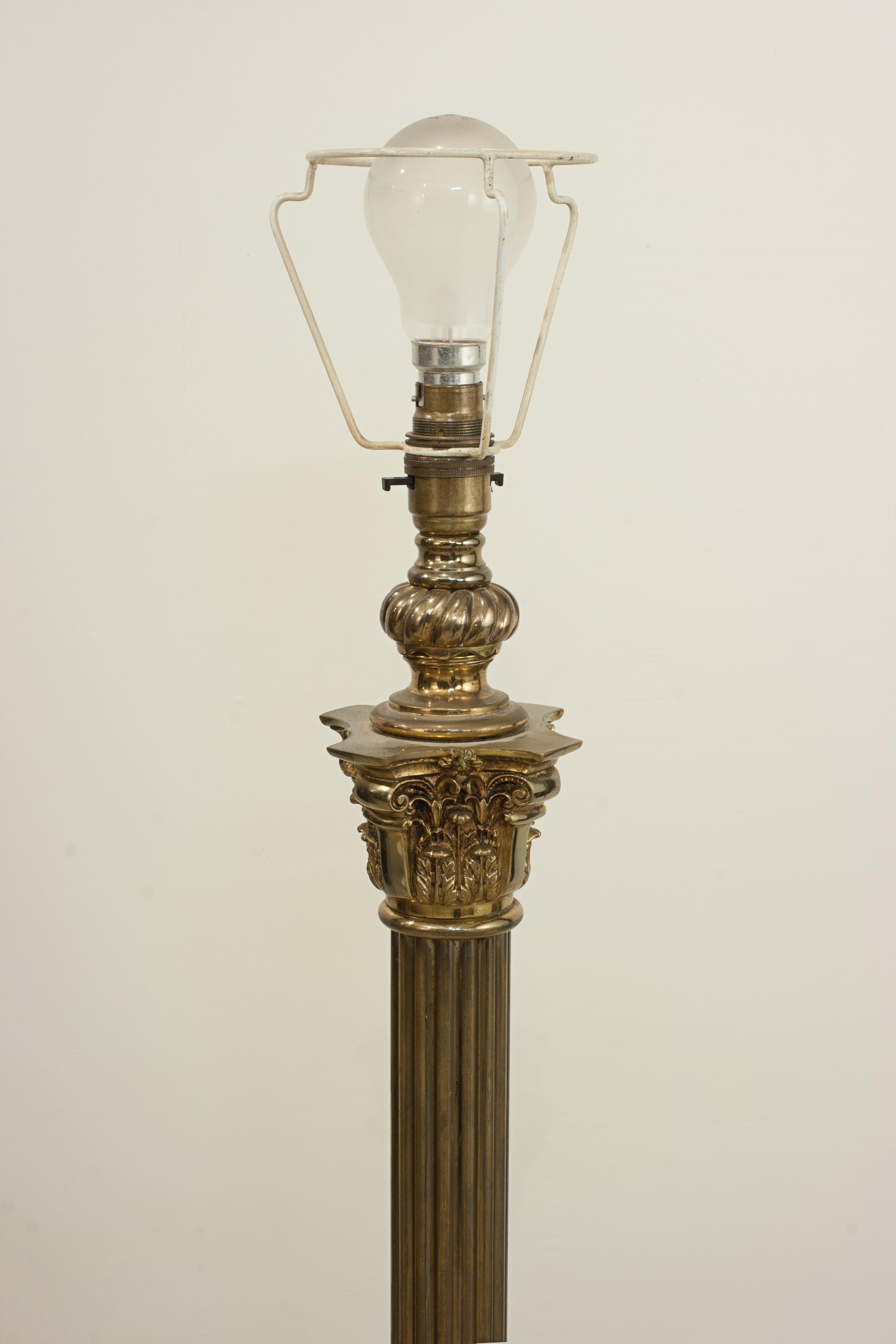 20ième siècle Lampe standard en laiton antique en vente