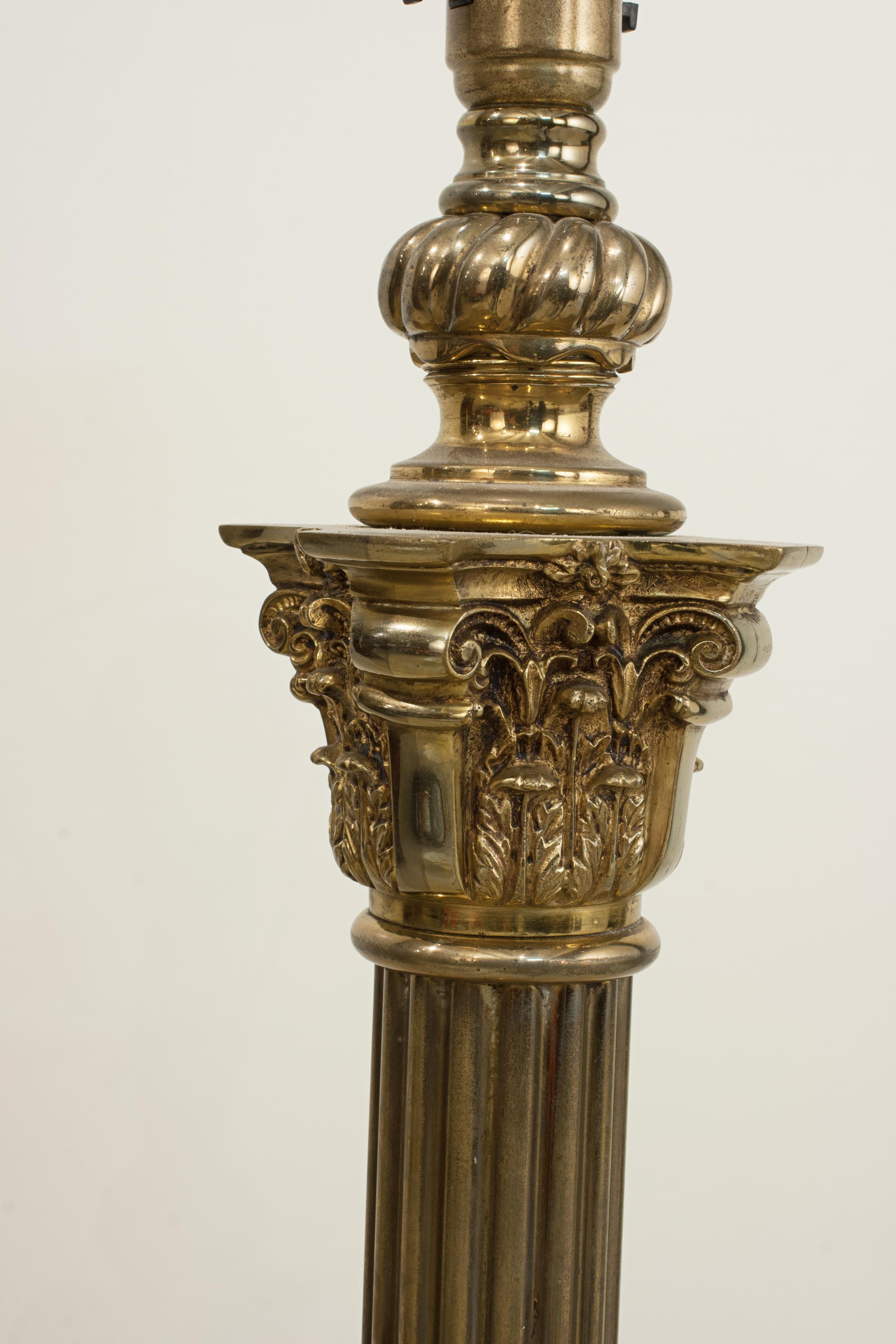Laiton Lampe standard en laiton antique en vente