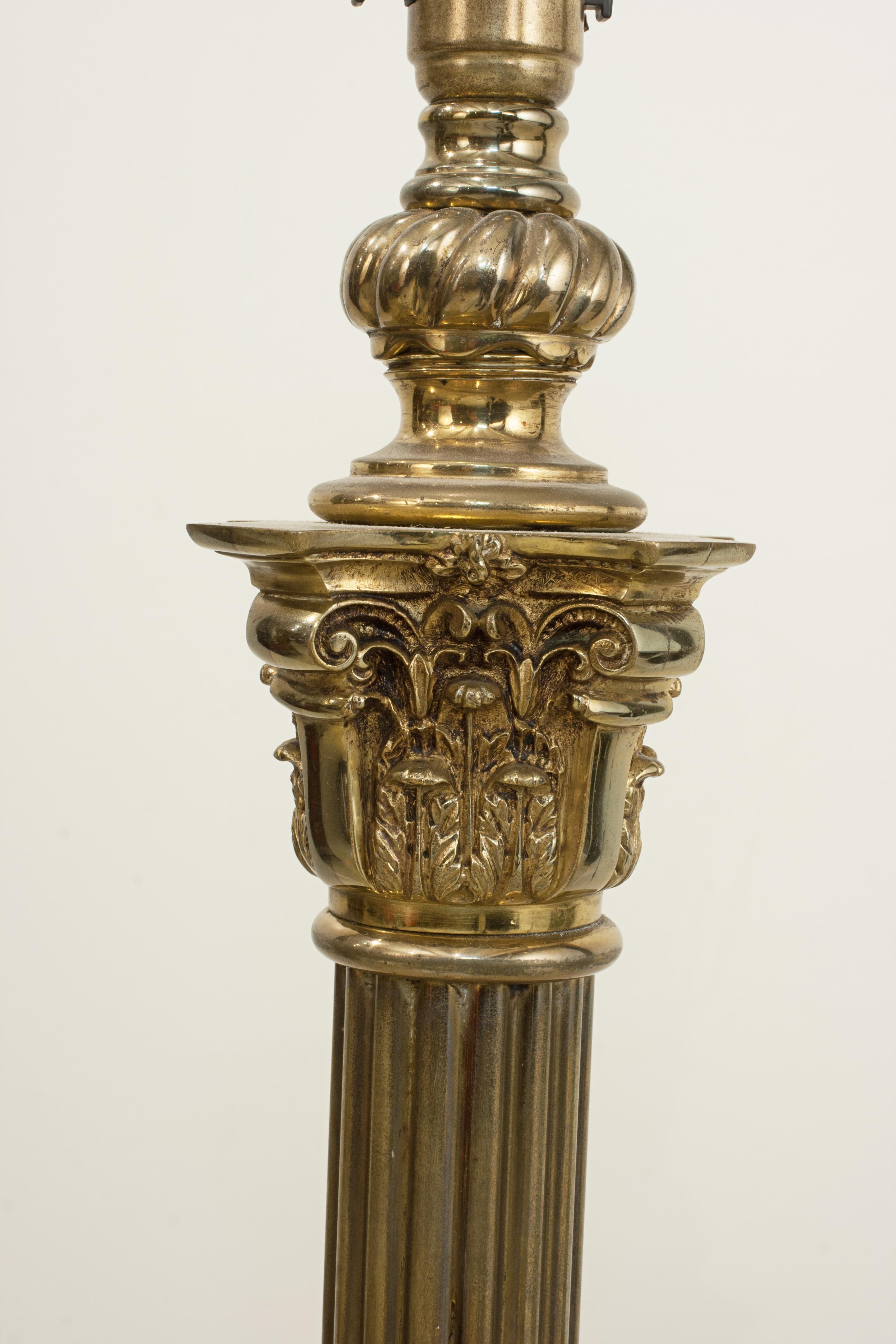 Lampe standard en laiton antique en vente 1