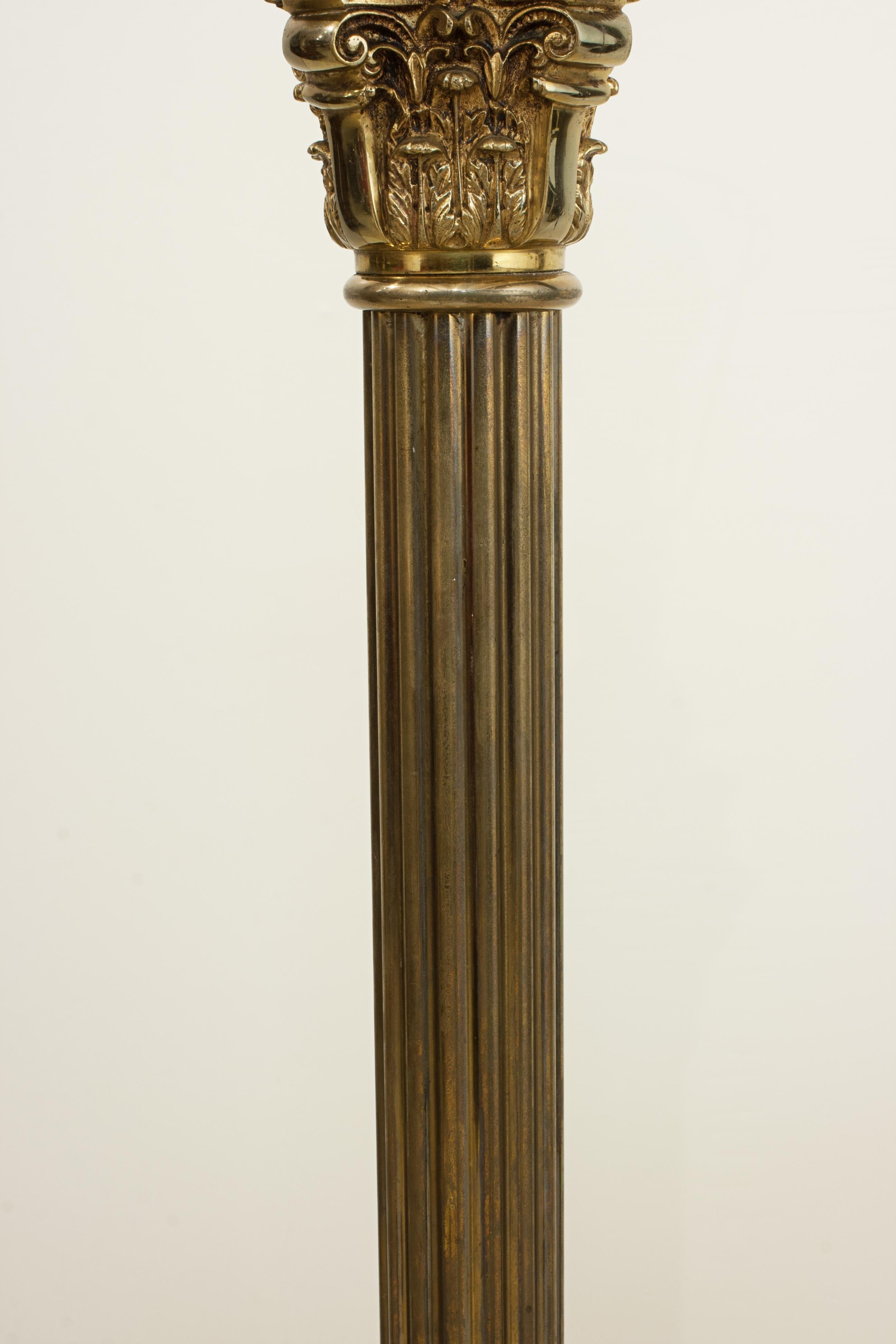 Lampe standard en laiton antique en vente 2