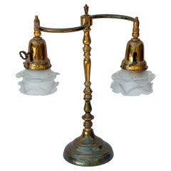 Antike Tischlampe aus Messing mit Schirmen aus satiniertem Glas