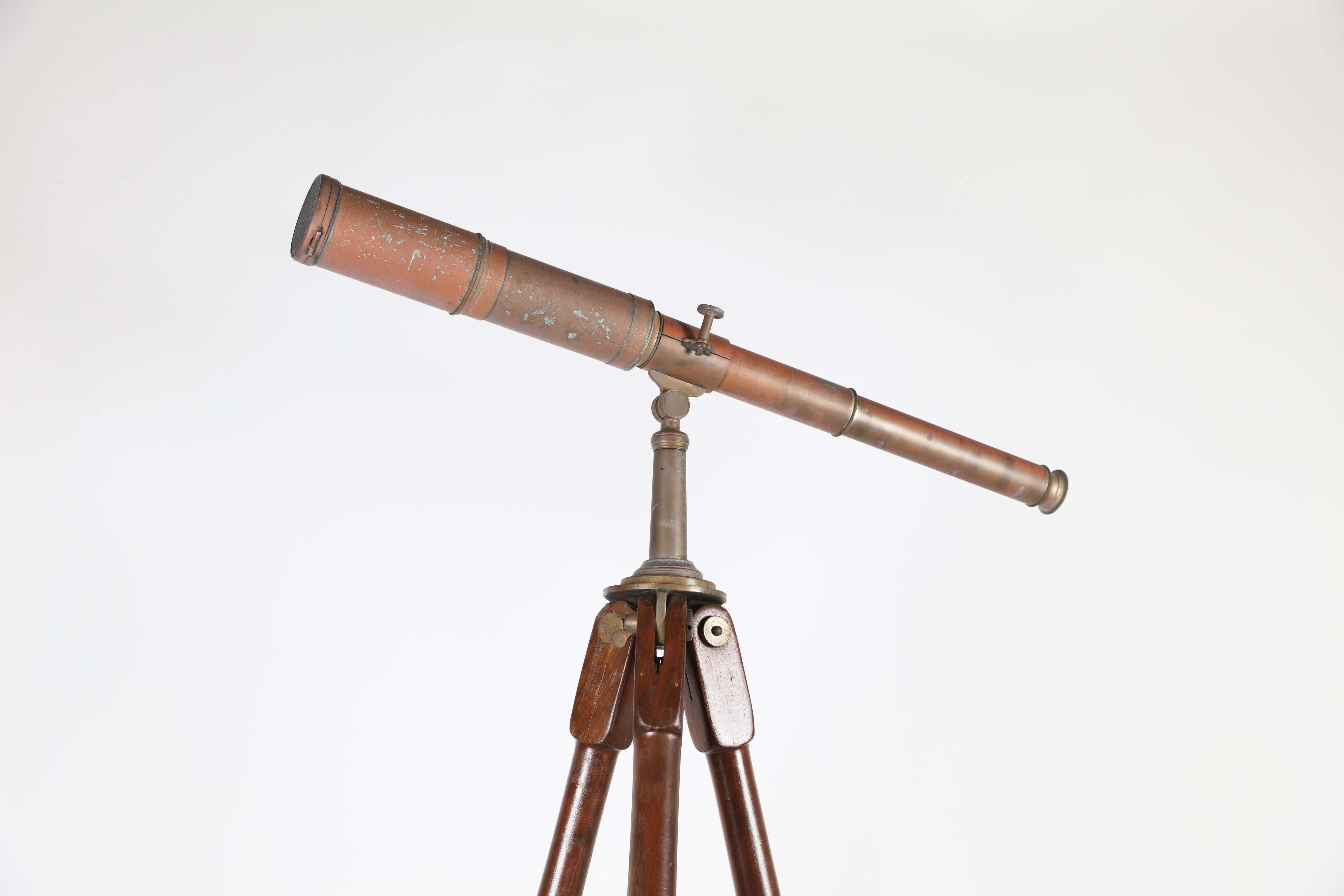 Antique brass telescope on tripod

Measures: 64