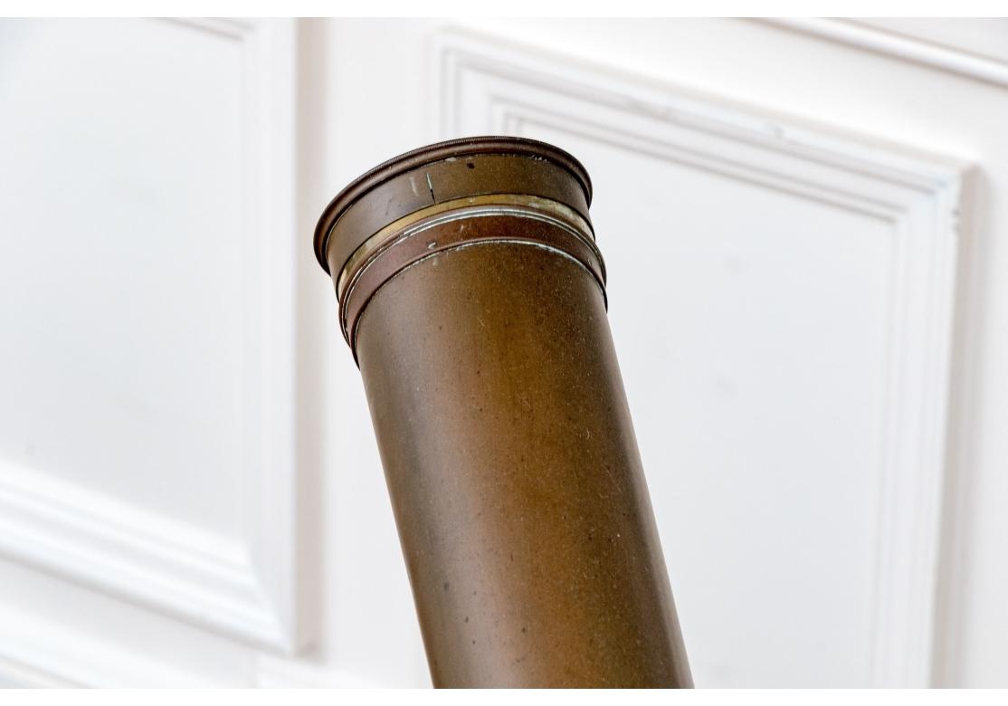 The telescope has a  selection  of the lens that can be removed such that it fits into the case. There is a cover for the end glass. There is a tripod base with cylindrical column pedestal. Together with its mahogany hinged case.

Dimensions: 53