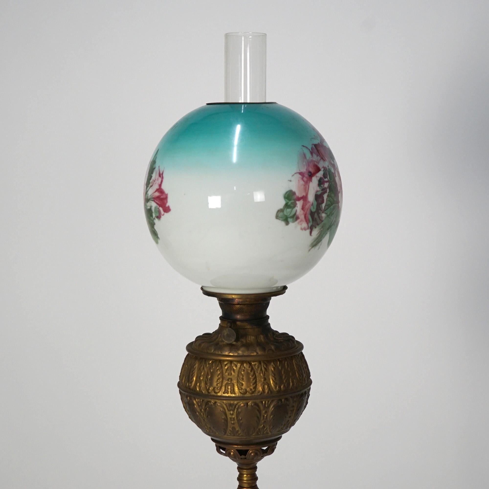 Lampe à huile de piano télescopique en laiton antique et abat-jour floral peint à la main, vers 1890 en vente 4